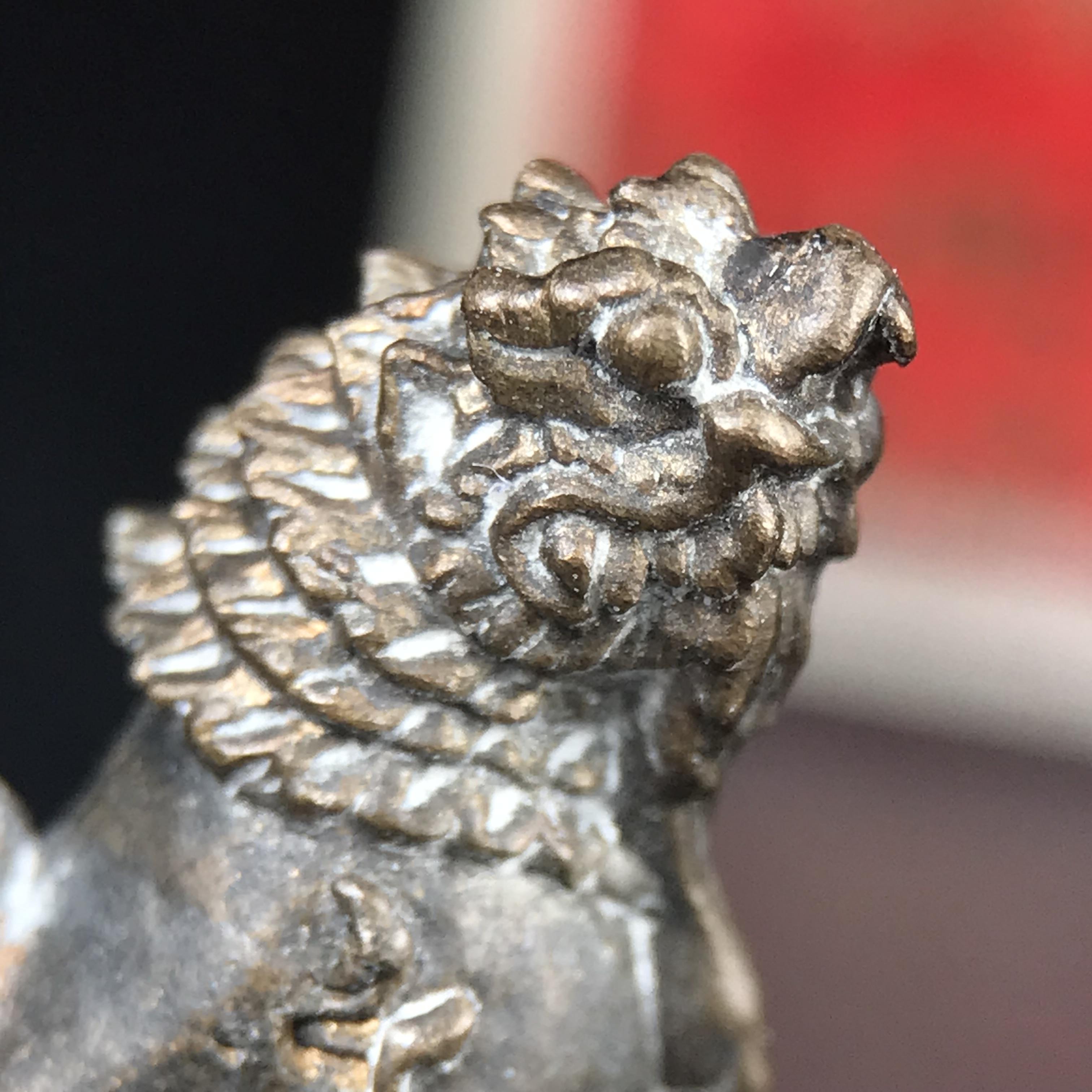 สิงห์เจ้าพ่อดำ วัดบุพพาราม จ.เชียงใหม่ ปี 2518 เนื้อนวโลหะ(ตอก 2 โค๊ต)หายาก(สภาพผิวเดิมสวยเดิมกล่องครบ) สิงห์รุ่นนี้มีพิธีดีมีเกจิอาจารย์ที่ร่วมปลุกเสกมากมาย****เครื่องราง ที่พระบาทสมเด็จพระเจ้าอยุ่รัชกาลที่ ๙ ทรงเสด็จฯประกอบพิธีด้วยพระองค์เอง