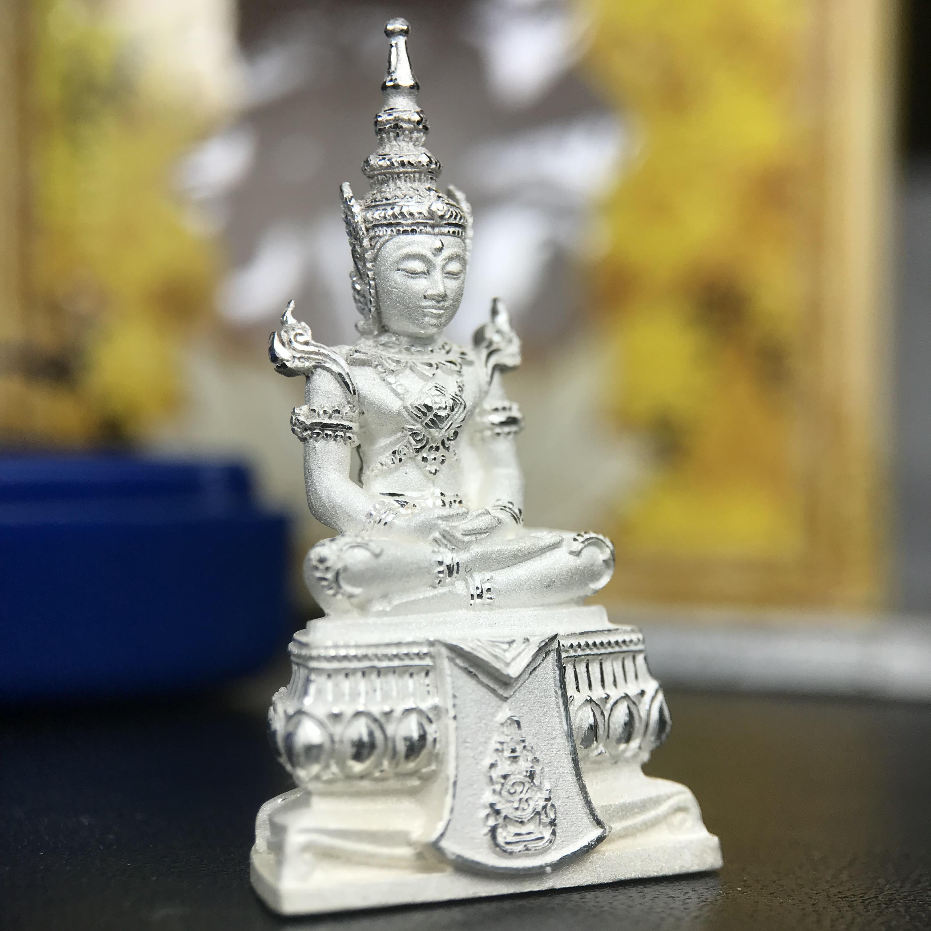 พระแก้วมรกต ทรงเครื่องฤดูร้อน พระราชทานประดิษฐานตราสัญลักษณ์ฉลองสิริราชสมบัติ ครบ 60 ปี ในหลวงรัชกาลที่ 9 พ.ศ.2549 เนื้อเงินลอยองค์พิมพ์ใหญ่ สูง 3.6 ซม. ขนาดหน้าตัก 1/2 นิ้ว (พิธีใหญ่มหาพุทธาภิเษก ณ พระอุโบสถวัดพระแก้ว เกจิอาจารย์ ทั่วประเทศ 108 รูป )