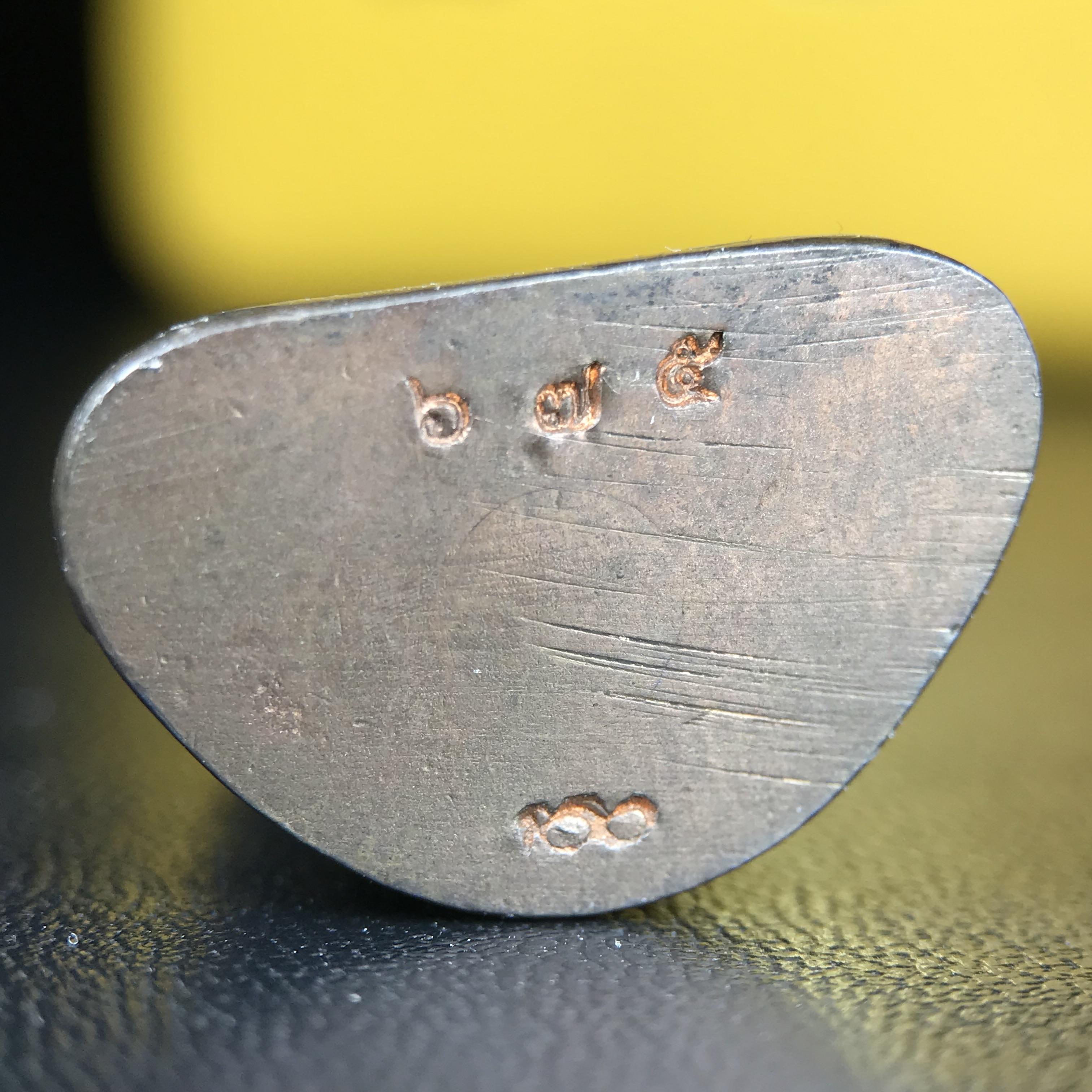 พระกริ่งพระพุทธนรสีห์ จปร.+ภปร. ครบรอบ 100 ปี ธนาคารไทยพาณิชย์ ปี 2550 พระกริ่งเนื้อนวโลหะพิเศษ(หล่อในพิธีเททอง)(หายาก)(พุทธศิลป์งดงาม)ด้านหน้าฐานประดับด้วยตราสัญลักษณ์ "จปร" และ "ภปร" (องค์เทหล่อในพิธีสร้างน้อย หายากมาก)1 ใน 1000 องค์