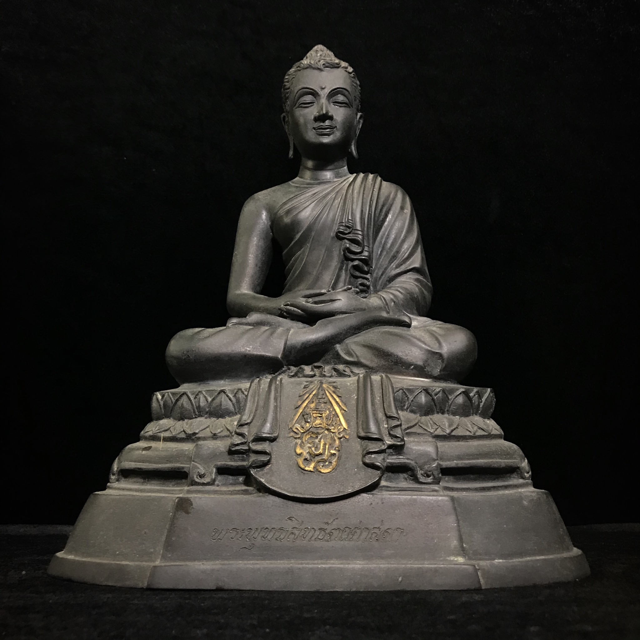 พระพุทธสิทธัตถศาสดา 100 ปี กรมบัญชีกลาง พ.ศ.2533(รุ่นแรก) เนื้อโลหะสำริด รมมันปู หน้าตัก 5.9 นิ้ว (พิธีใหญ่ ศิลป์สวย หายาก)(พระราชทานเม็ดพระธาตุ บรรจุมวลสารใต้ฐานองค์พระ)