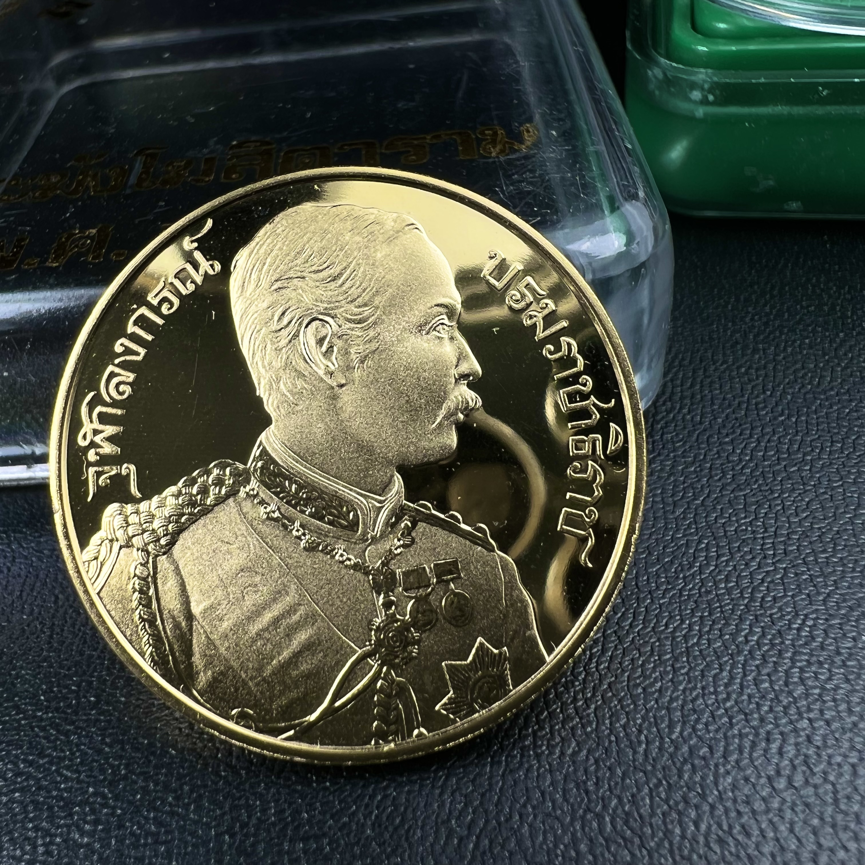 เหรียญเสด็จพ่อ ร.5 พระปิยมหาราช รุ่นบูรณะโบสถ์ พิธีมหาพุทธาภิเษก ณ พระวิหารวัดระฆังโฆสิตาราม ปี2538 เนื้อทองแดงบริสุทธิ์ชุบทองไมครอนขัดเงาสามมิติ ขนาด 3 ซม.(พิมพ์ใหญ่)ผลิตโดยโรงกษาปณ์ ประเทศ ฮังการี ( HUNGARIAN MINT)สภาพสวยดุจทองคำ ผิวกระจก บล็อกนอกสวยงาม