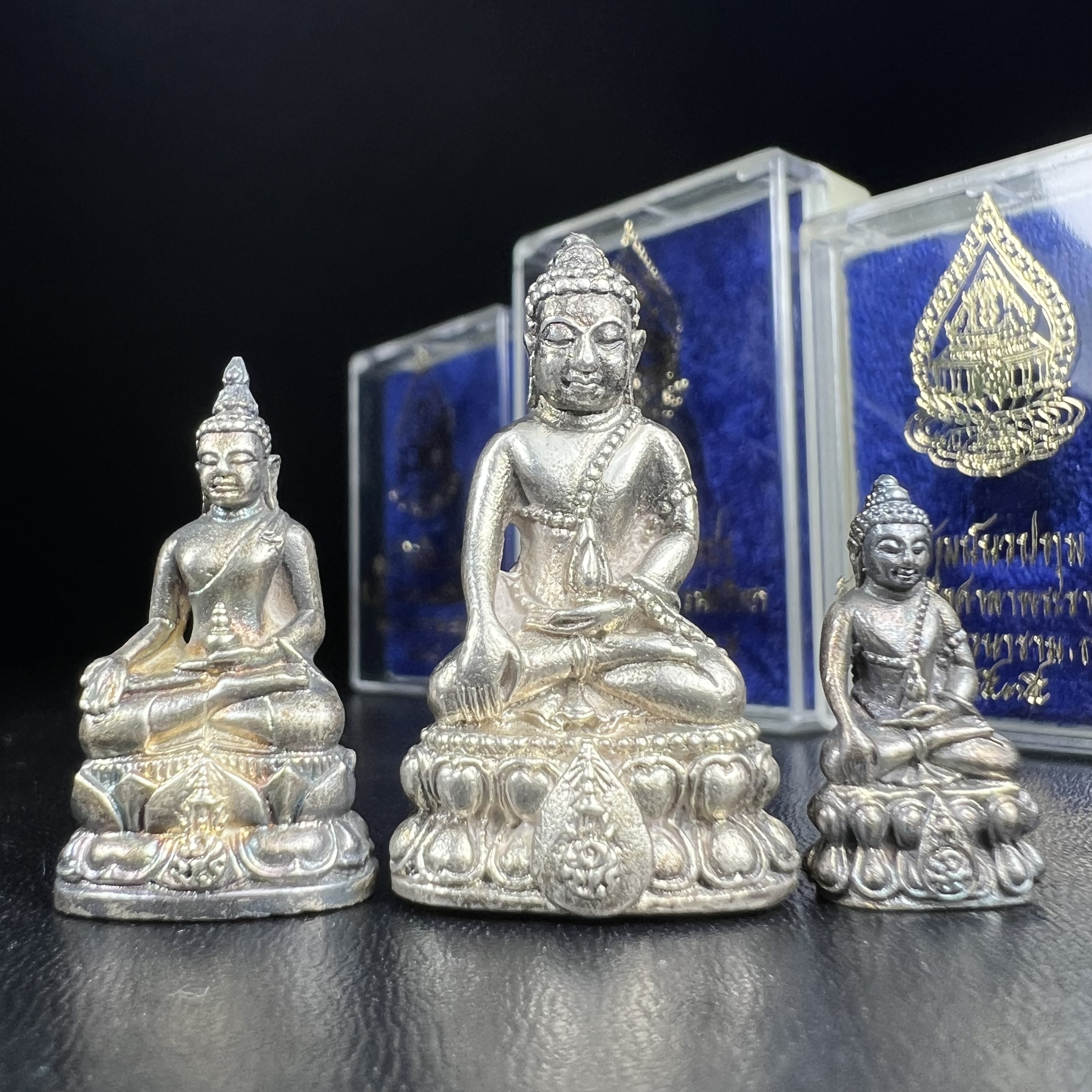 พระกริ่งนวปทุม ภปร.-พระชัยวัฒน์นวปทุม ภปร.-พระกริ่งไพรีพินาศ ภปร. รุ่นแรก วัดปทุมวนาราม ครบชุดเนื้อเงิน ปี2535(ในหลวงรัชกาลที่9เสด็จเททอง)(1ใน3000องค์)หายาก***เก็บทีเดียวครบชุดไปเลยรุ่นนี้ แนะนำ....ตอนนี้หายากแล้ว***