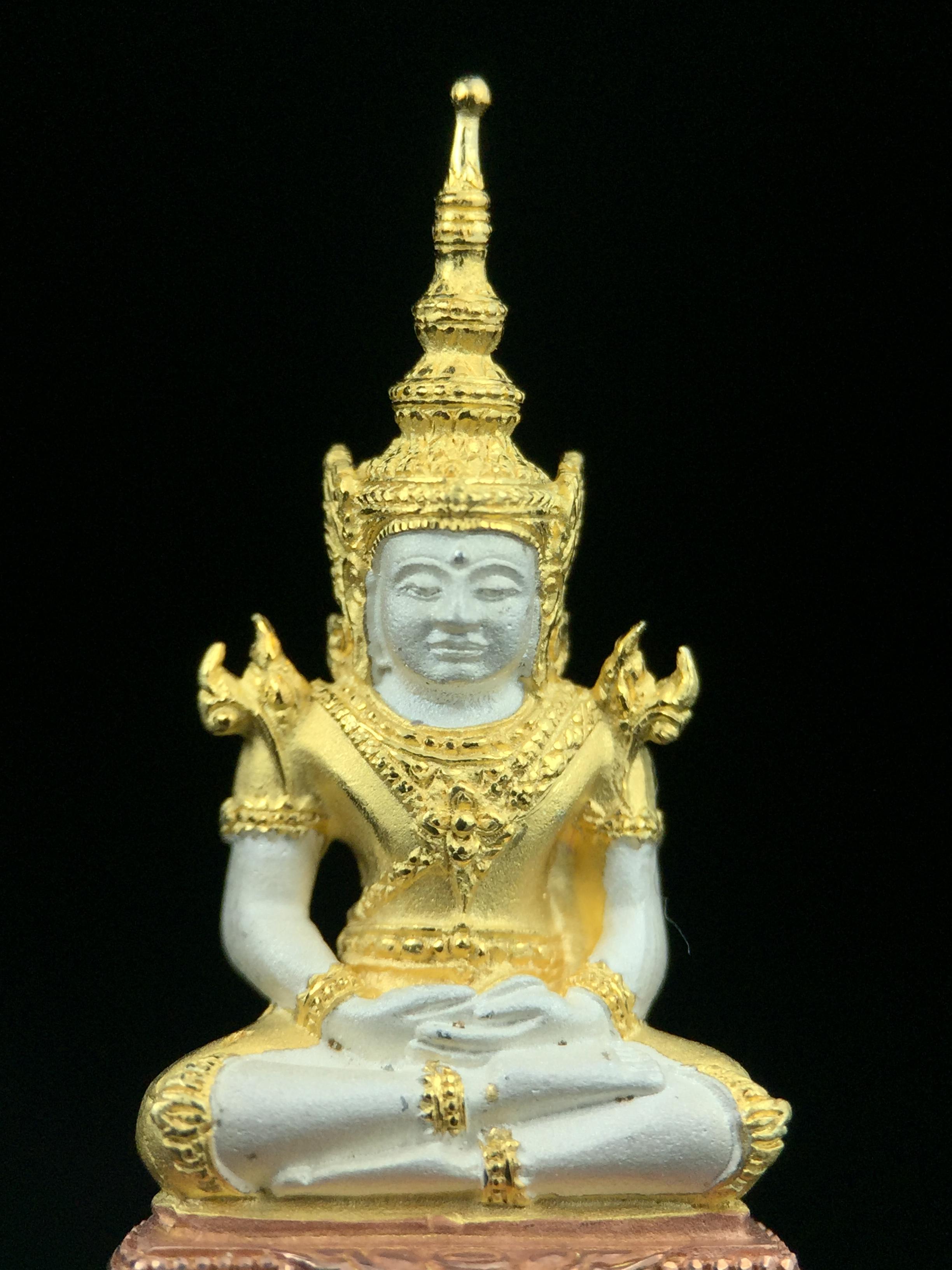 พระแก้วมรกต ภปร. ปี2547 จัดสร้างโดย รพ.ภูมิพลฯ เนื้อเงิน (3 กษัตริย์)ลอยองค์ หน้าตัก 1/2 นิ้ว งดงามทรงคุณค่าอีกหนึ่งรุ่นยอดนิยม หายาก