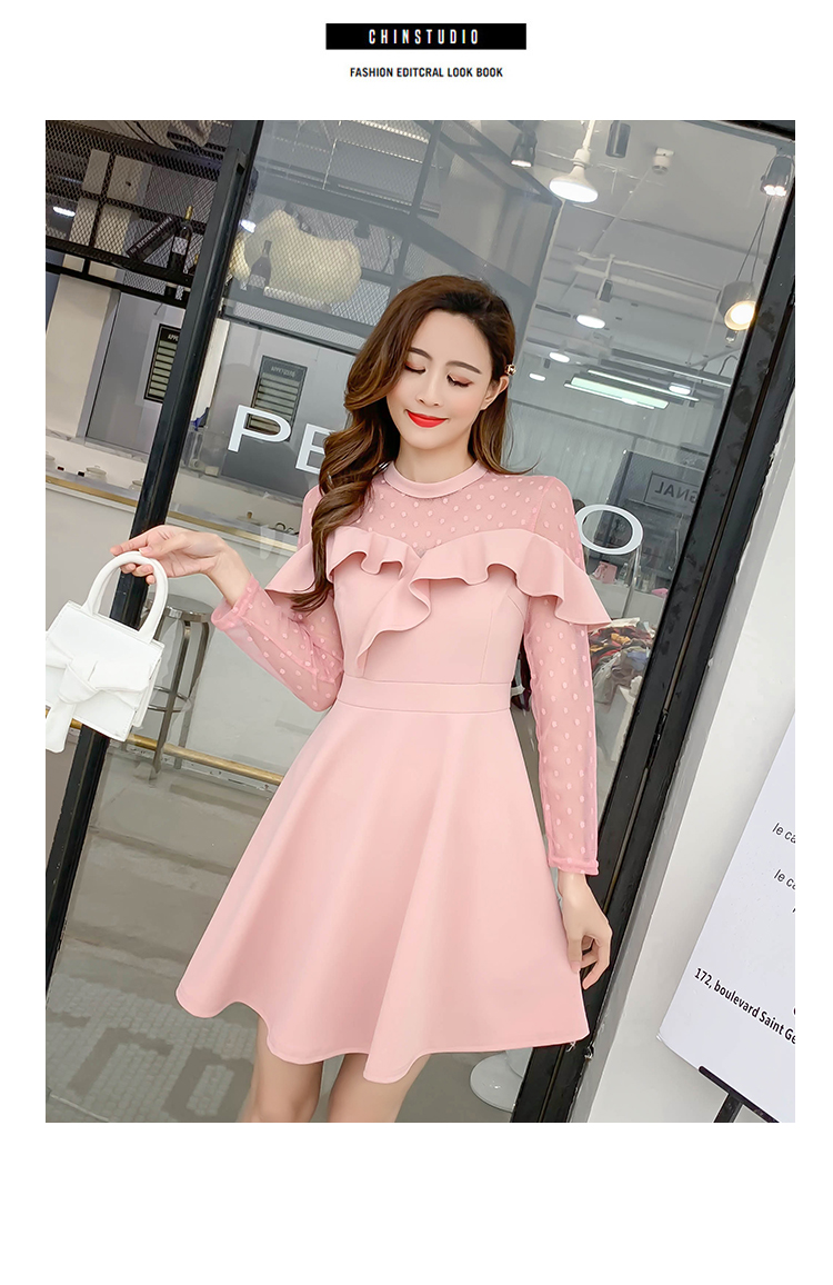 ชุดเดรสสั้นผ้าโพลีเอสเตอร์กึ่งผ้ายืดสีชมพู คอกลม เสื้อส่วนบนแขนยาวผ้าโปร่ง ระบายด้านหน้า กระโปรงทรงเอ สวยหวานดูดี