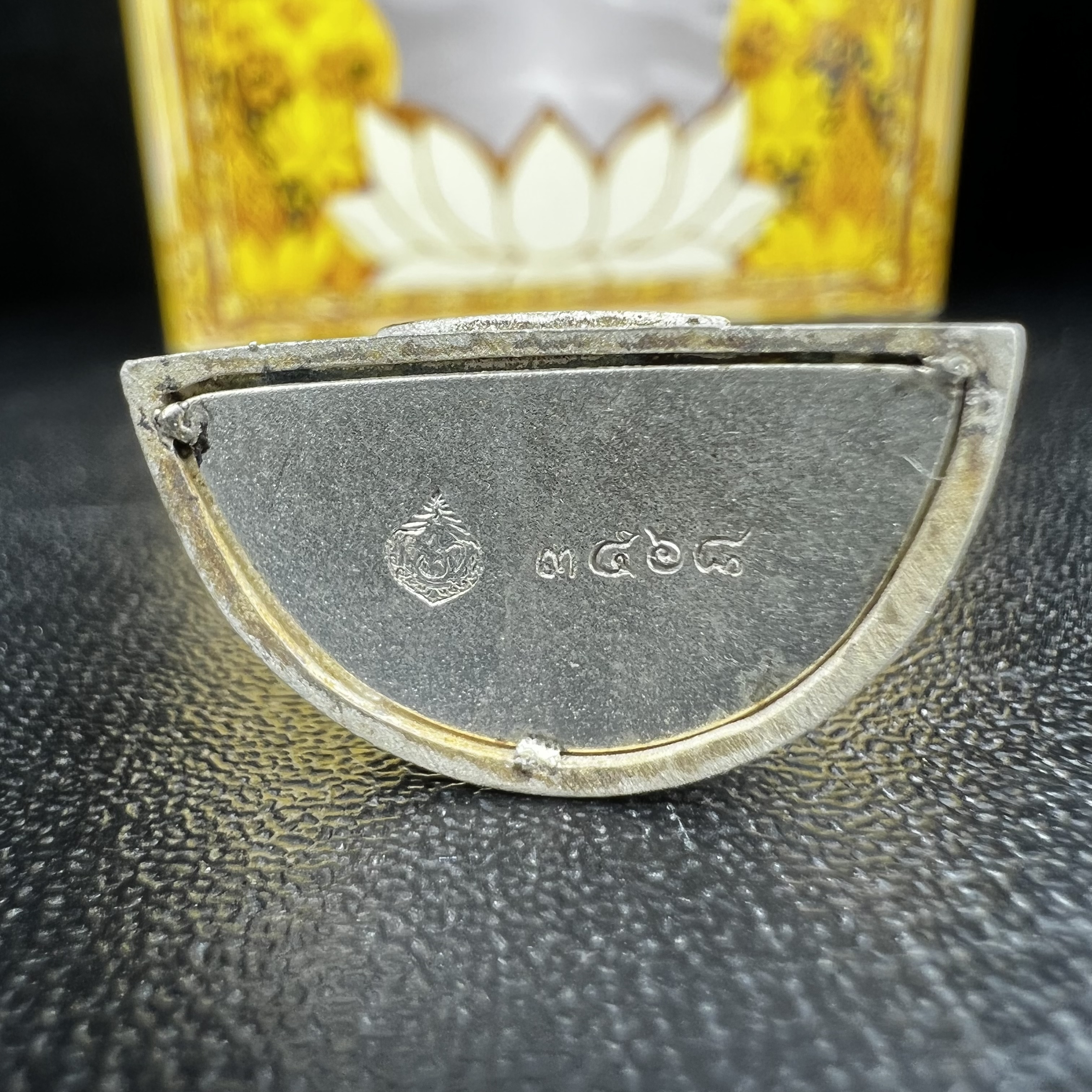 พระแก้วมรกต(จำลอง)ลอยองค์ ขนาดหน้าตัก 1/2 นิ้ว ทรงเครื่องฤดูร้อน เนื้อเงิน ตราสัญลักษณ์ฉลองสิริราชสมบัติ ครบ 60 ปี พ.ศ.2549(สภาพสวย ครบ สมบูรณ์))