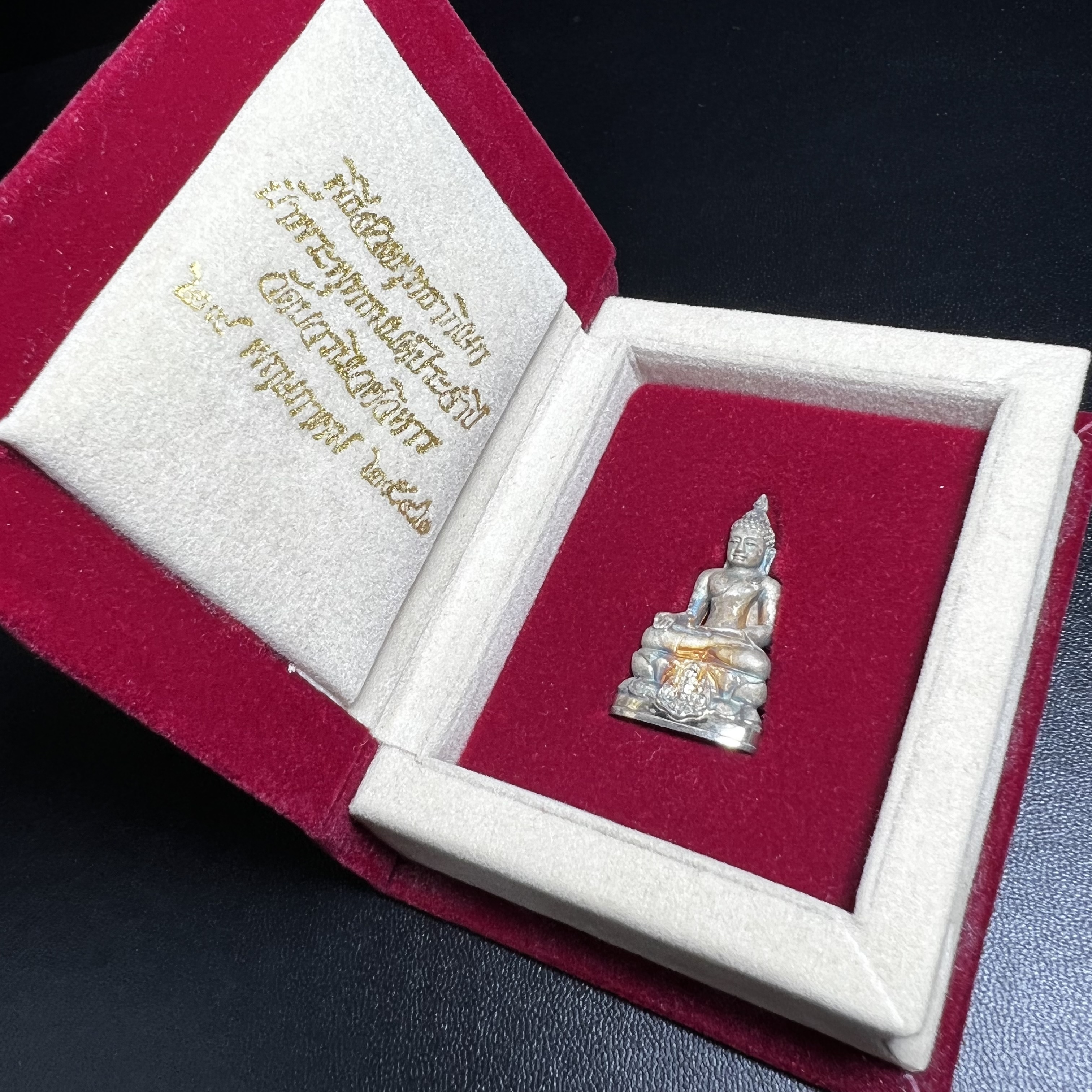 พระกริ่งไพรีพินาศ ตรากาญจนาภิเษก วัดบวรนิเวศวิหาร ที่ระลึกในหลวงรัชกาลที่9 ครองสิริราชสมบัติครบ 50 ปี เนื้อเงิน(สภาพผิวเดิม ขึ้นสีรุ้งธรรมชาติ สวยแบบนิยม)พร้อมกล่องบรรจุเดิม หมายเลข 5493