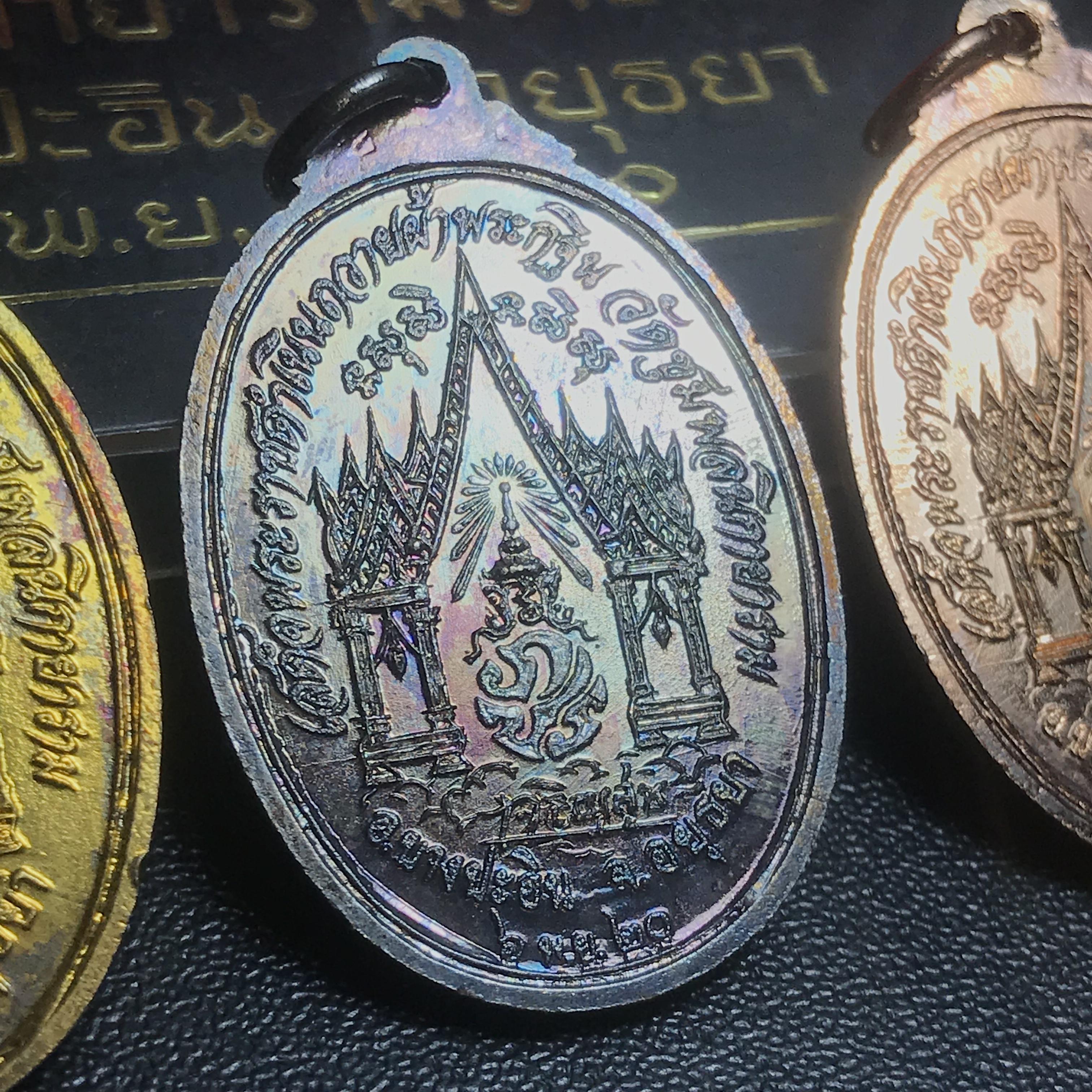 เหรียญในหลวงทรงผนวช ที่ระลึกเสด็จพระราชดำเนินถวายผ้าพระกฐิน วัดชุมพลนิกายารามวรวิหาร ปี2520 ครบชุด 3 เหรียญ(กะไหล่ทอง กะไหล่เงิน กะไหล่นาค) พิมพ์นิยม สภาพสวย กล่องบรรจุเดิม หายาก