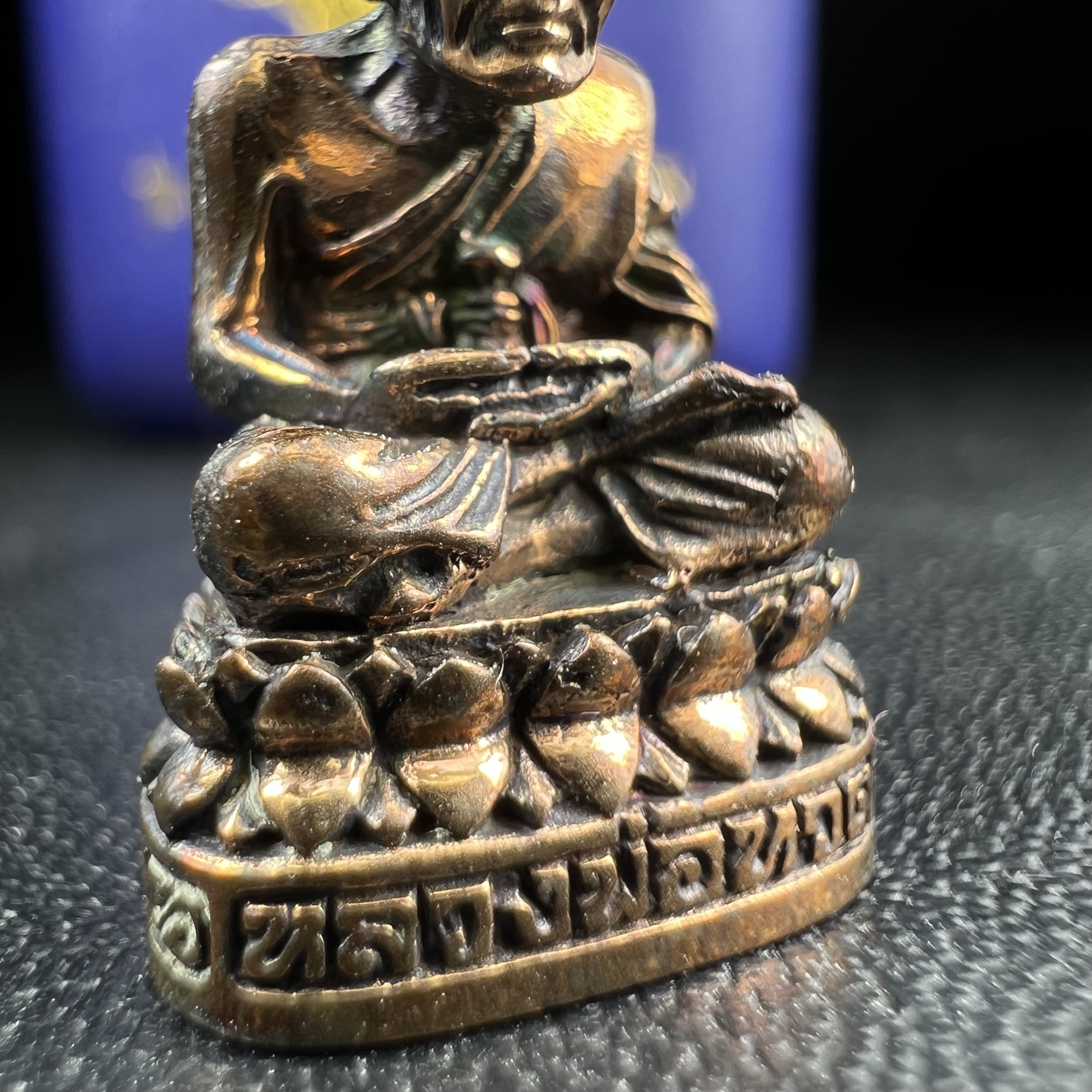 รูปเหมือนหล่อลอยองค์หลวงปู่ทวด รุ่น 111ปี กระทรวงกลาโหม เนื้อนวโลหะรมดำ-ปัดเงา ปี2540 พิธีใหญ่ เข้มขลัง นิยม พร้อมกล่องบรรจุเดิม(คัดสภาพสวยผิวเทพๆผิวรุ้งๆ)ทั้งพิธีทั้งพุทธศิลป์ทรงคุณค่าอีกหนึ่งรุ่นยอดนิยม