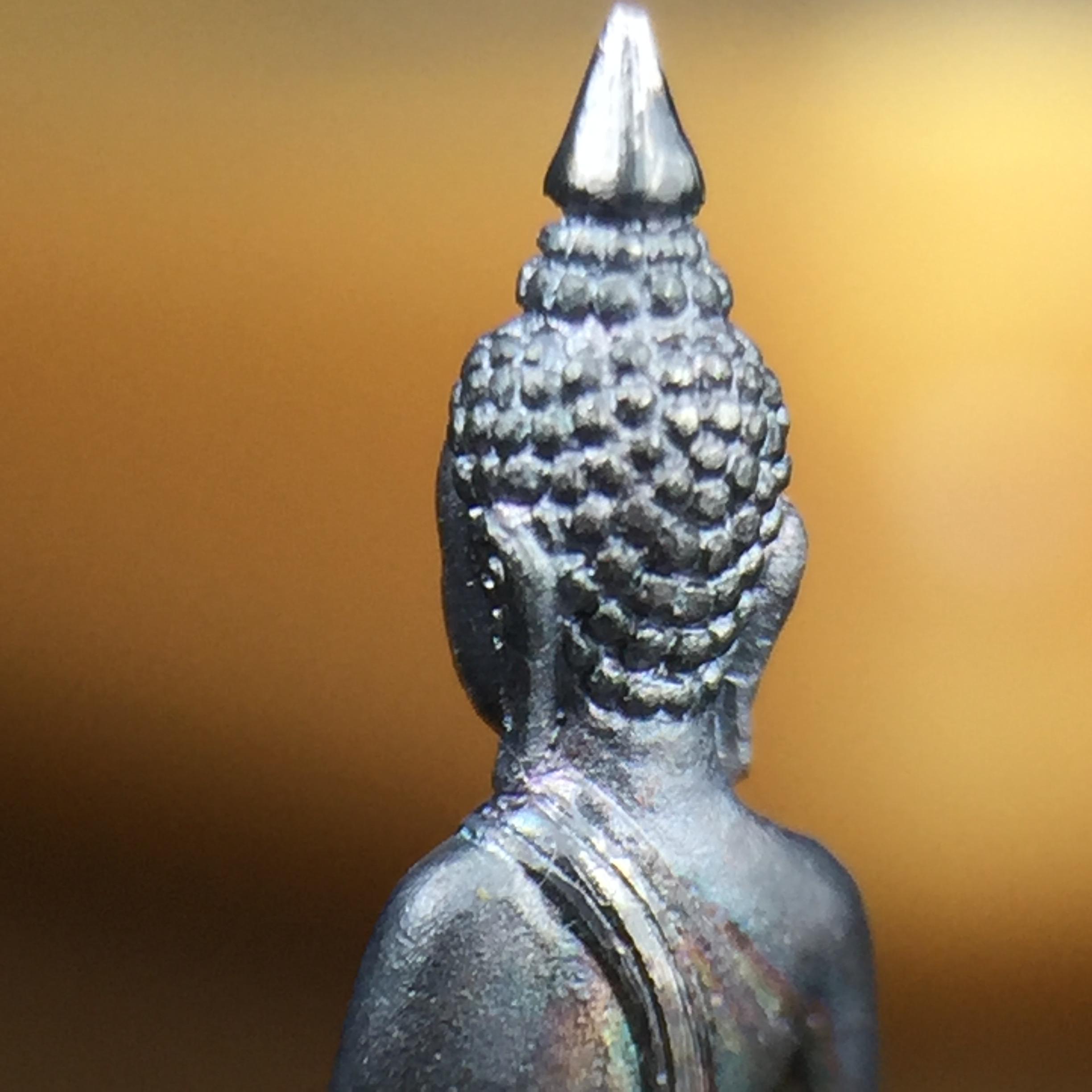 พระพุทธโสธร คุ้มเกล้าฯ ภปร.(ใต้ร่มพระบารมี คุ้มเกล้า) 60ปี รพ.ภูมิพลฯ พ.ศ.2552 เนื้อเงิน ชุบทองคำขาว(พิมพ์เล็กขนาด 11.5*10.5 มม.)เนื้อเงินผิวเดิมกลับดำขึ้นสีรุ้งเข้มขลังงดงามธรรมชาติสร้างสรรค์ สภาพสวยเดิมพร้อมกล่องบรรจุเดิม ตอกโค๊ดหมายเลขกำกับ