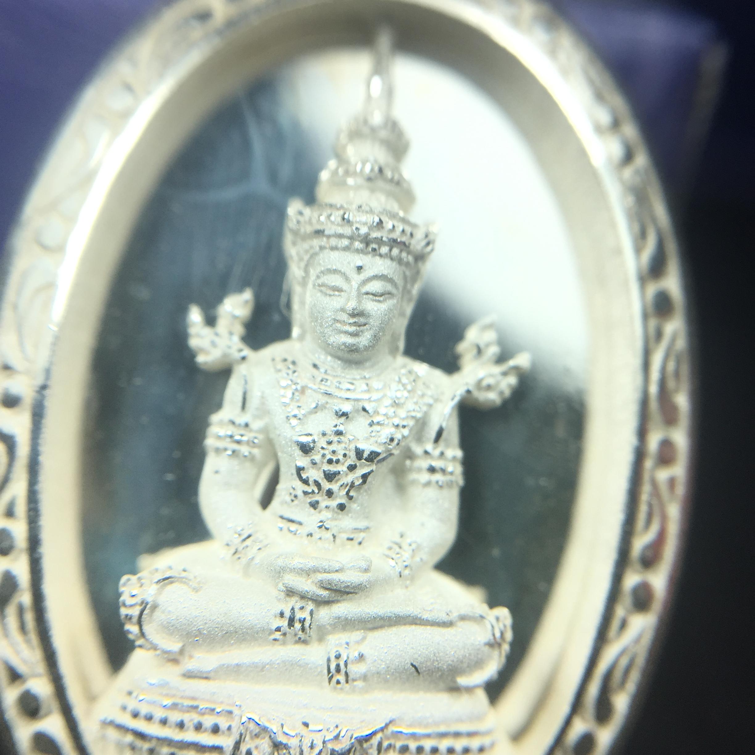 พระแก้วมรกต ภปร. ปี2547 จัดสร้างโดย รพ.ภูมิพลฯ เนื้อเงิน เหรียญทรงกลมรี(1ใน3000องค์)