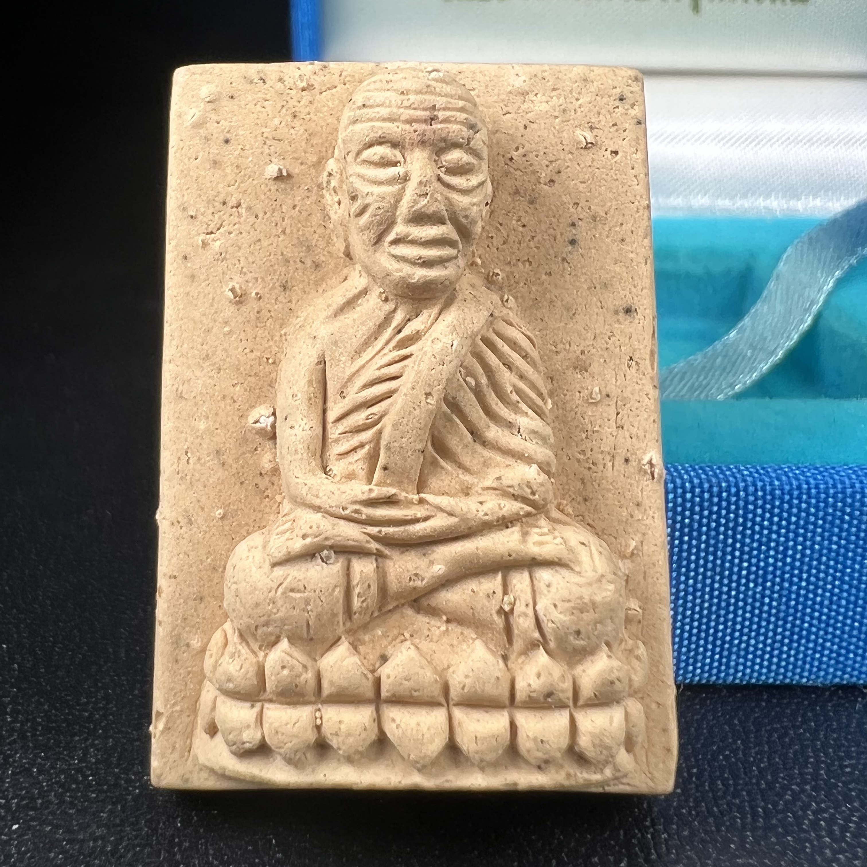 พระหลวงพ่อทวด สก. วัดห้วยมงคล ประเภทเนื้อบางขุนพรมพิเศษ เนื้อสมเด็จบางขุนพรมพิมพ์สี่เหลี่ยมกรรมการใหญ่ หลังพระนามาภิไธย สก. เงิน ปี 2544(รุ่นแรก) กรรมการ นะ ม่วง(มีหมายเลข)(1 ใน 2546 องค์) (คุ้มครองปลอดภัย แคล้วคลาด พิธีใหญ่ มวสสารดี)