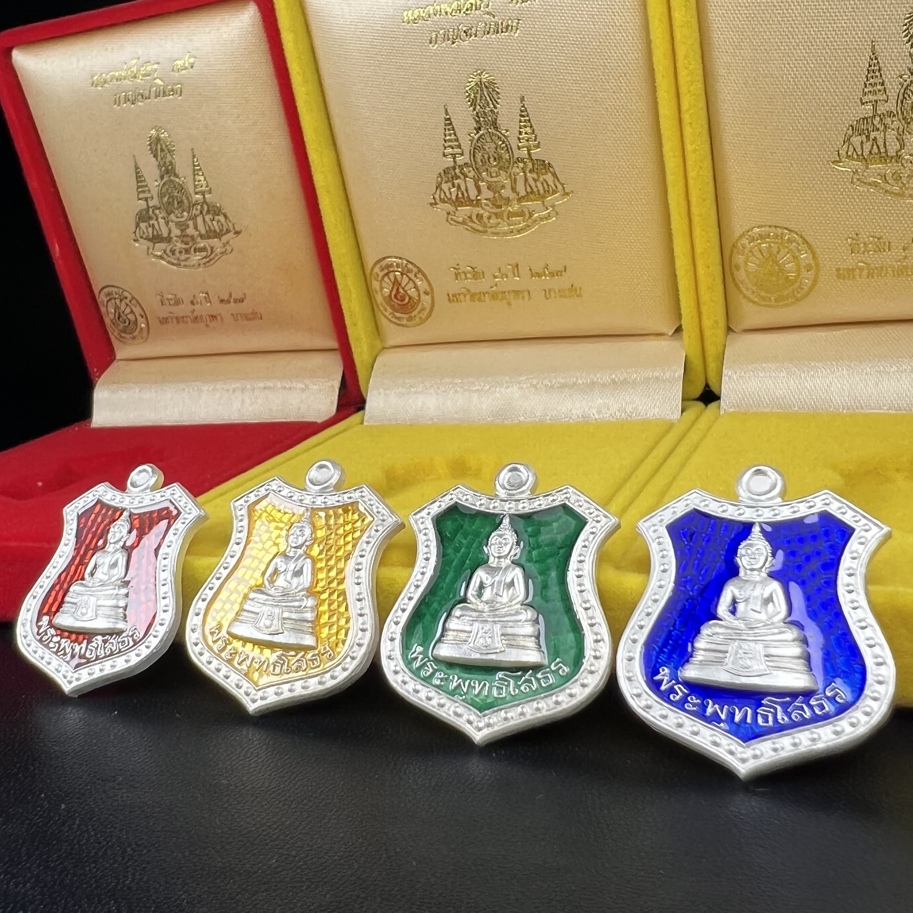 เหรียญหลวงพ่อโสธร ภปร. รุ่นกาญจนาภิเษก จัดสร้างในมงคลวโรกาสที่พระบาทสมเด็จพระเจ้าอยู่หัวรัชกาลที่9 เสด็จเถลิงถวัลย์สิริราชสมบัติ ครบ 50 ปี ในพุทธศักราช 2539 เนื้อเงินลงยา(สีแดง สีเหลือง สีน้ำเงิน สีเขียว)ครบชุดรวม 4 เหรียญ(พิธีใหญ่เข้มขลัง)1 ใน 9950 ชุด