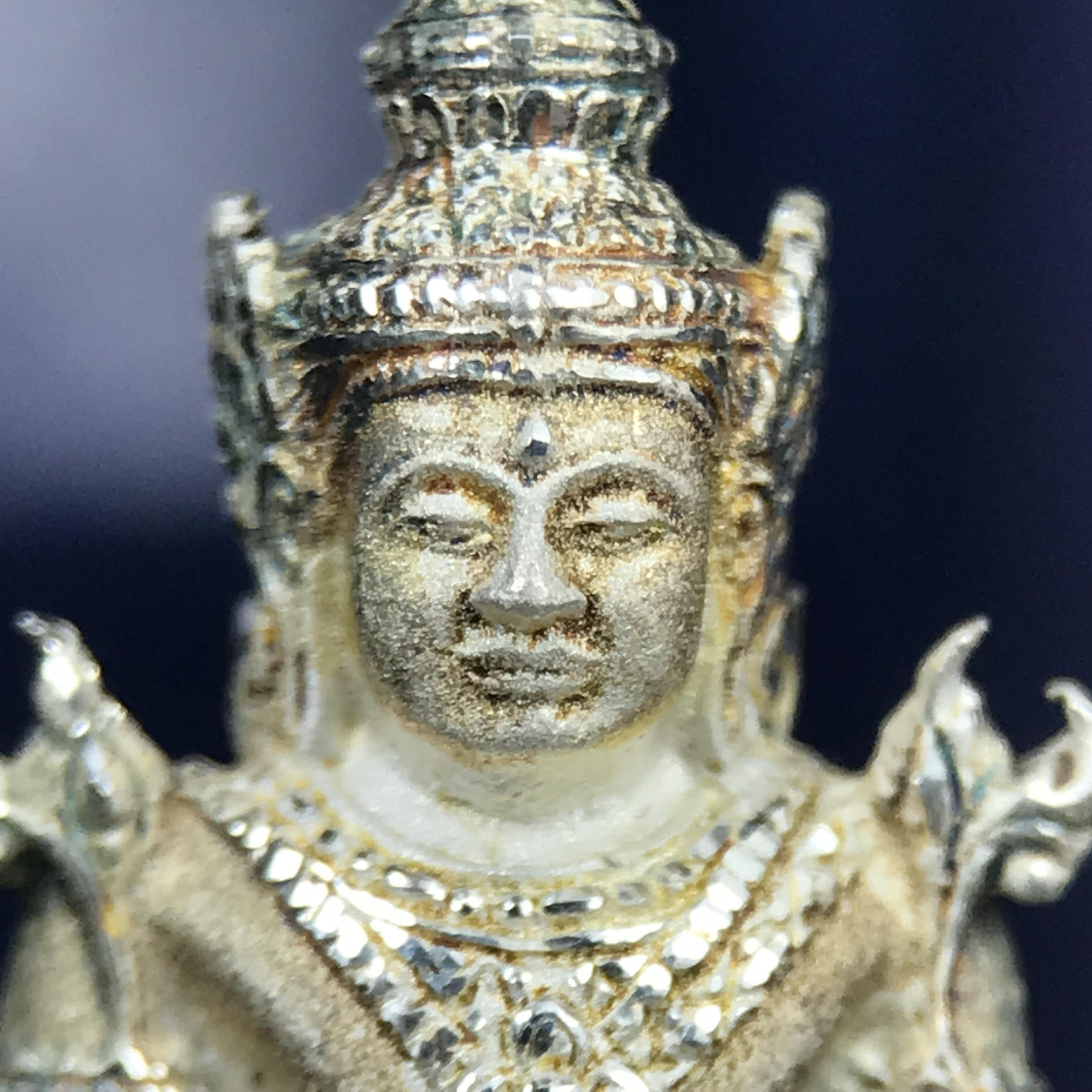 พระแก้วมรกต ภปร. ปี 2547 จัดสร้างโดยโรงพยาบาลภูมิพลอดุลยเดช เนื้อเงิน ลอยองค์ หน้าตัก 1/2 นิ้ว สูง 3.7 ซม. พิธีมหามังคาภิเษก ณ พระอุโบสถวัดพระศรีรัตนศาสดาราม(วัดพระแก้ว) งดงามทรงคุณค่าอีกหนึ่งรุ่นยอดนิยม หายาก(องค์หมายเลขต้นๆหลักร้อย ๒๙๘)ผิวเดิมติดรุ้งสวย