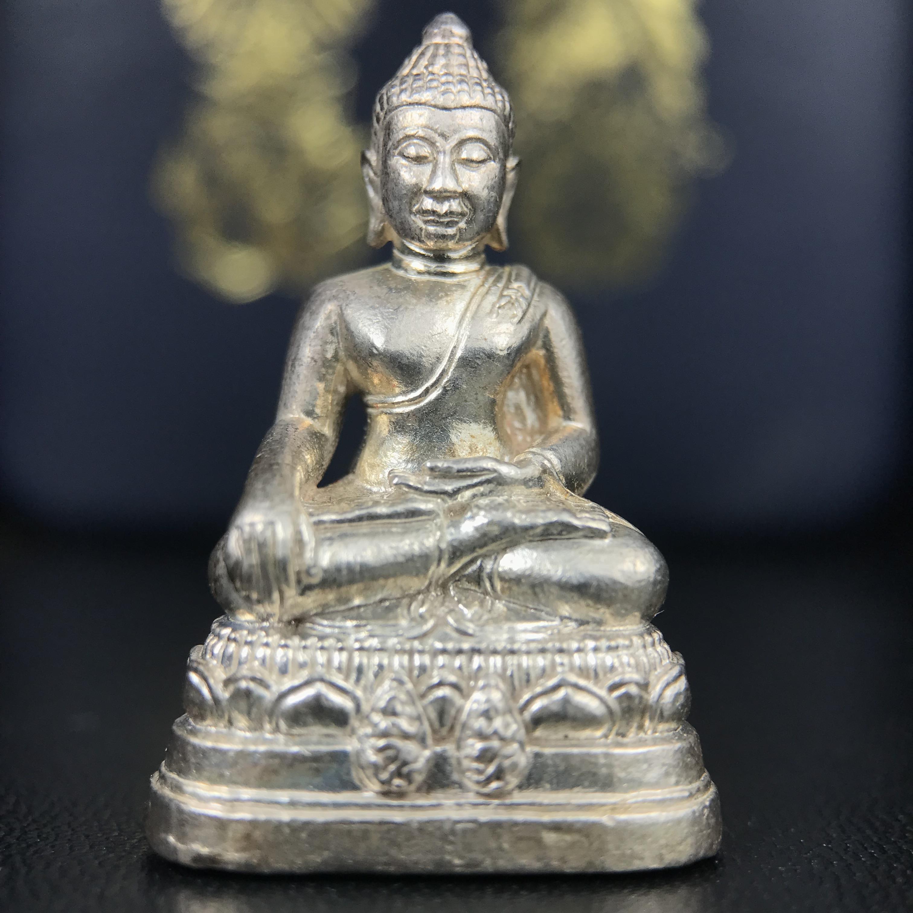 พระกริ่งพระพุทธนรสีห์ จปร.+ภปร. ครบรอบ 100 ปี ธนาคารไทยพาณิชย์ ปี 2550 พระกริ่งเนื้อเงิน(หายาก)(พุทธศิลป์งดงาม)ด้านหน้าฐานประดับด้วยตราสัญลักษณ์ "จปร" และ "ภปร" (องค์เนื้อเงินสร้างน้อย พบเจอน้อยหายาก)1 ใน 2500 องค์