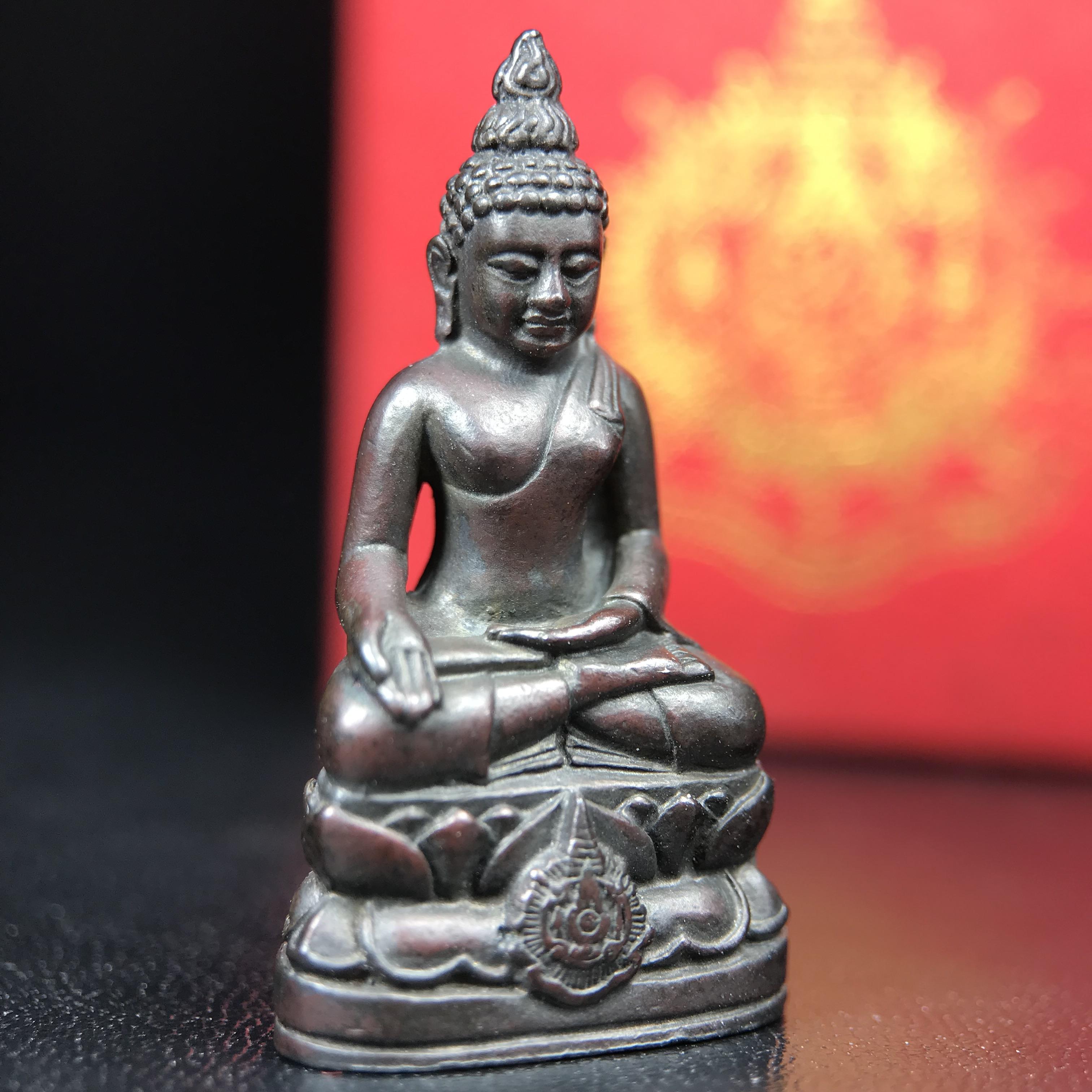 พระกริ่งไพรีพินาศ บรรจุเหล็กไหล ครั้งแรกและครั้งเดียวในประวัติศาสตร์ เฉลิมพระเกียรติ พระบาทสมเด็จพระเจ้าอยู่หัวรัชกาลที่9 พระชนมพรรษา 6 รอบ ปี2542 เนื้อนวโลหะผสมทองคำ(บรรจุเหล็กไหล)ดีนอก-ดีใน พิธีใหญ่ มวลสารเด่น (หายาก)