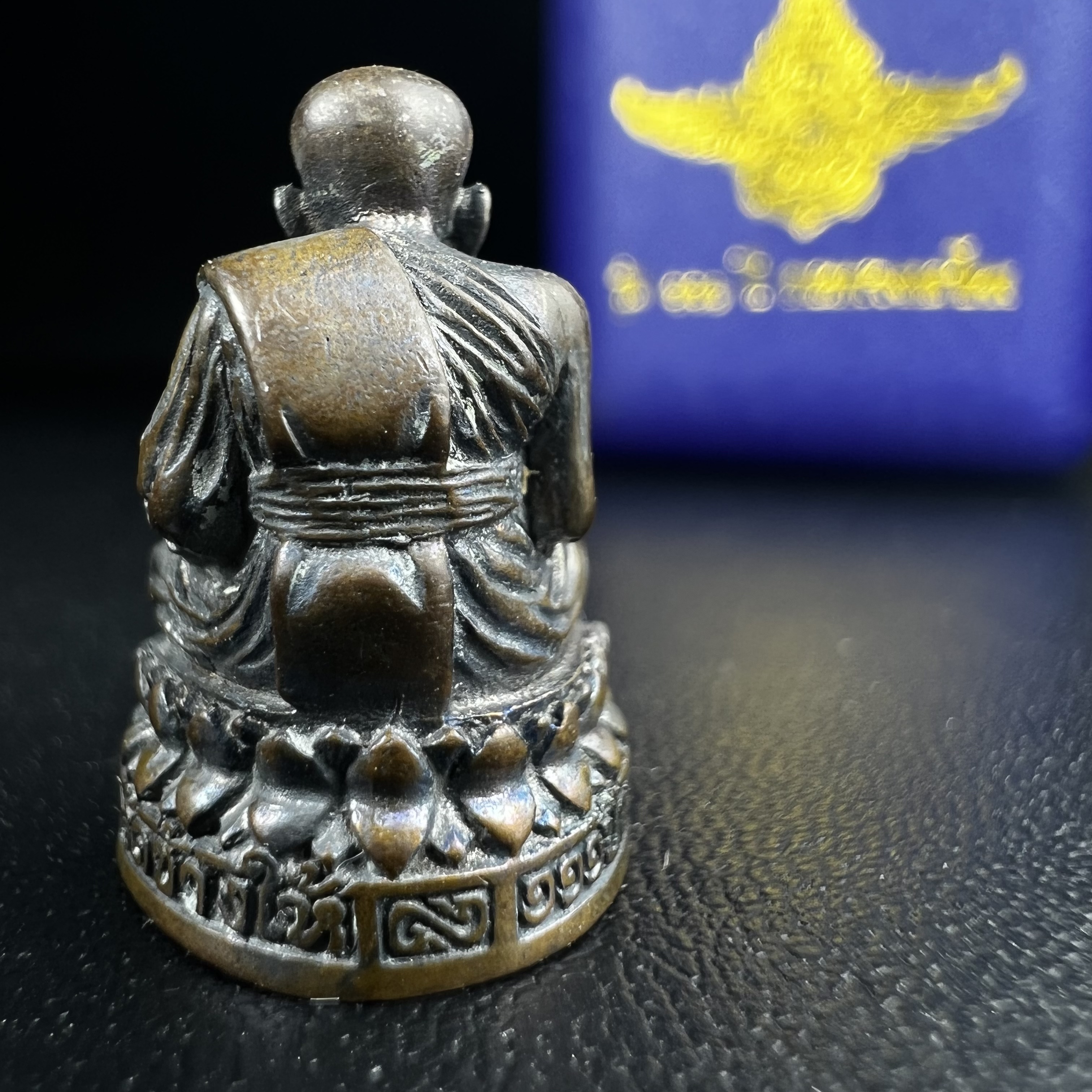 รูปเหมือนหล่อลอยองค์หลวงปู่ทวด รุ่น 111ปี กระทรวงกลาโหม เนื้อนวโลหะรมดำ-ปัดเงา ปี2540 พิธีใหญ่ สภาพสวย เข้มขลัง นิยม พร้อมกล่องบรรจุเดิม