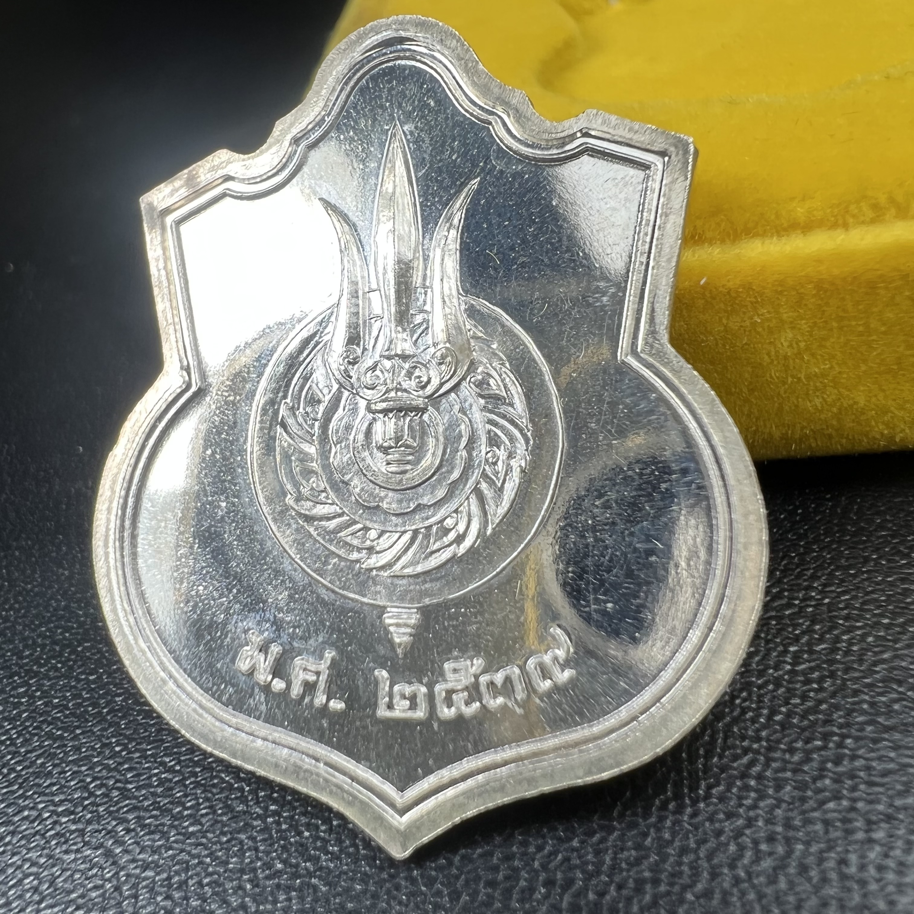 เหรียญพระบาทสมเด็จพระเจ้าอยู่หัว รัชกาลที่9ประทับนั่งบัลลังก์ กระทรวงมหาดไทยจัดสร้าง ปี2539 เนื้อเงินกล่องบรรจุเดิมสภาพสวย เนื้อเงินผิวกระจก สวยเดิม แบบนิยม หายาก