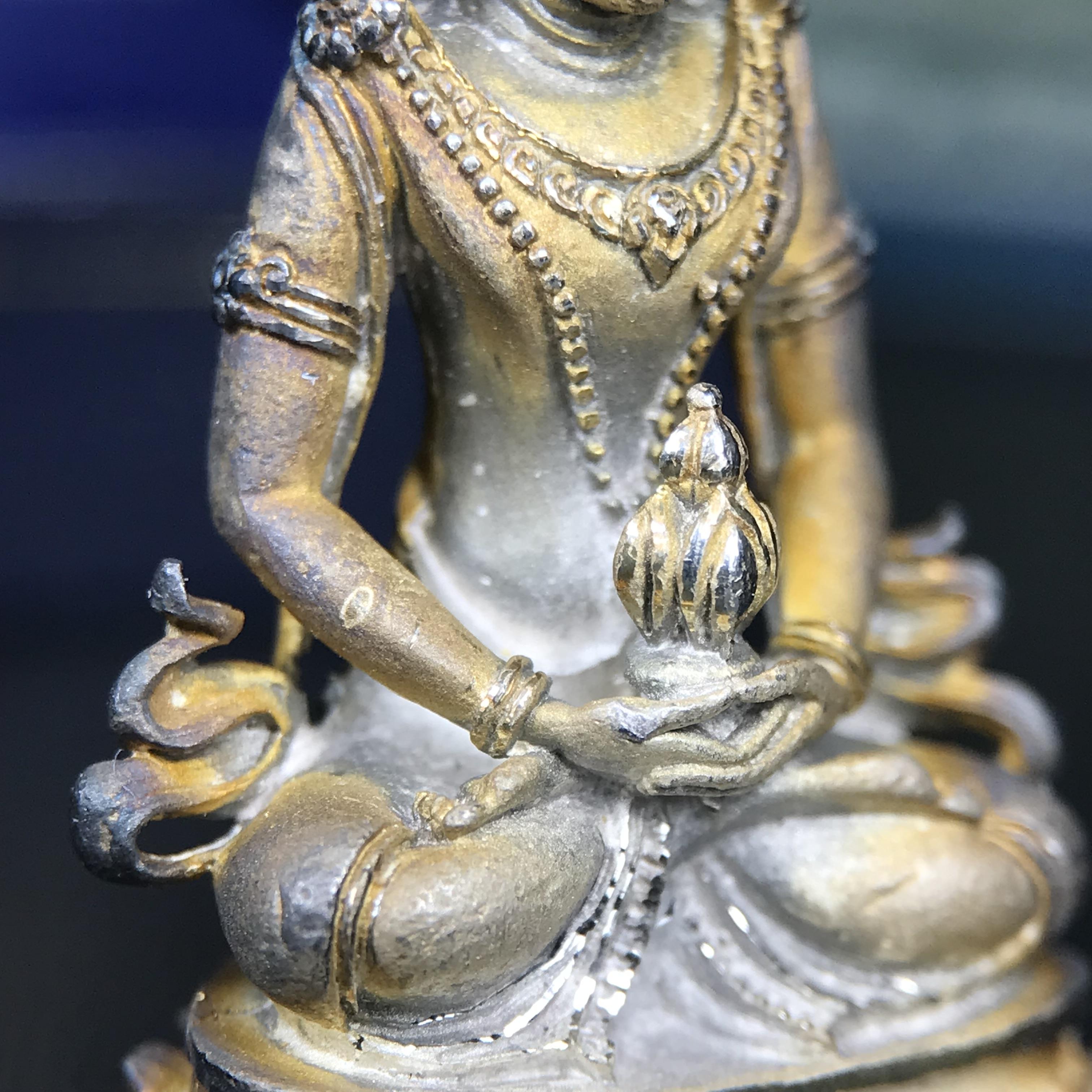 พระกริ่งอวโลกิเตศวร ( เจ้าแม่กวนอิม ) วัดโพธิ์แมนคุณาราม รุ่นอุดมโภคทรัพย์ พ.ศ.2539 เนื้อเงินพ่นทราย(ผิวเดิม ขึ้นสีรุ้งธรรมชาติ แบบนิยม เสน่ห์ของพระเนื้อเงิน) (พร้อมกล่องบรรจุการ์ดใบรับรองเดิมครบ)(อีกหนึ่งรุ่นยอดนิยม พุทธศิลป์สวยงดงาม)หายาก 1 ใน 5000 องค์