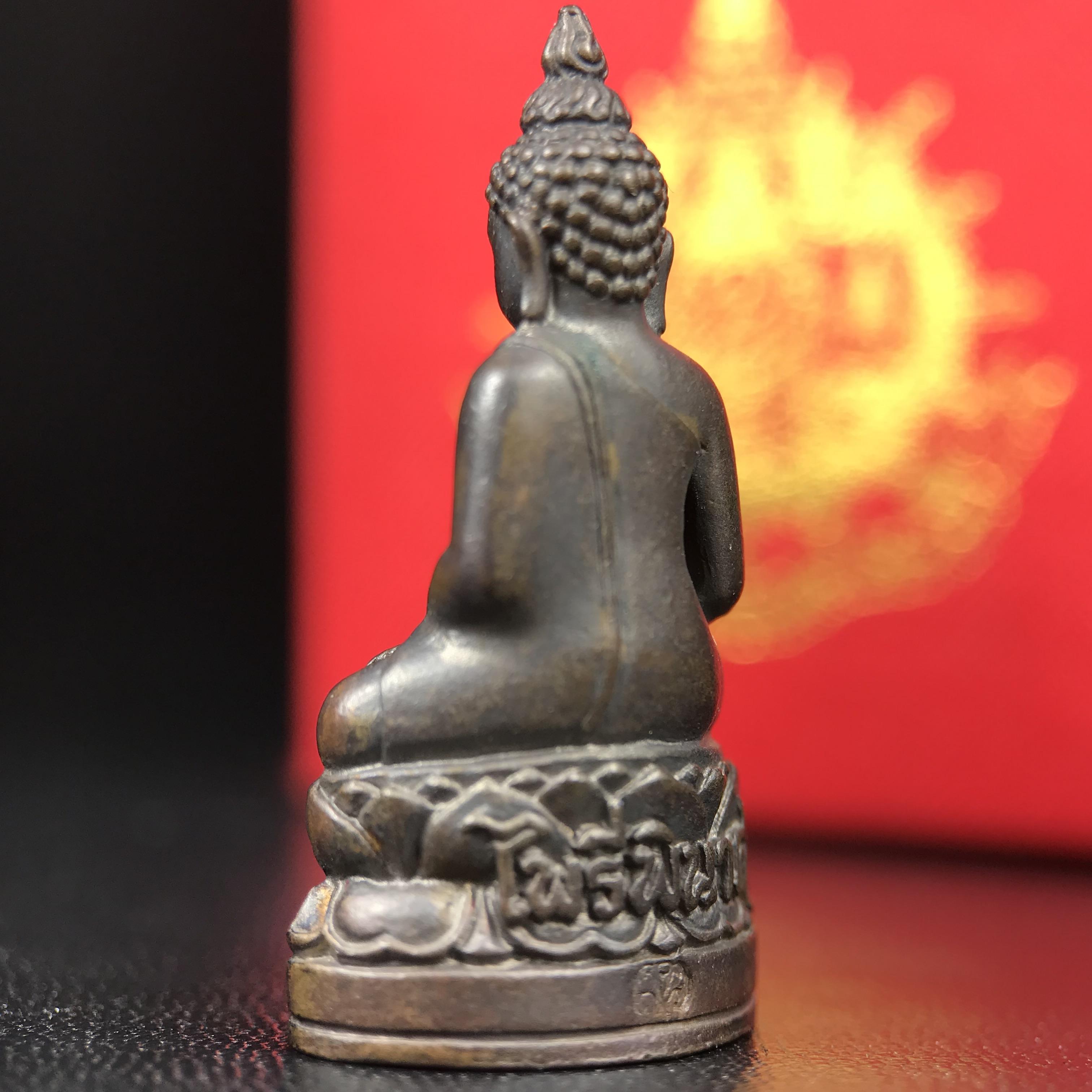 พระกริ่งไพรีพินาศ บรรจุเหล็กไหล ครั้งแรกและครั้งเดียวในประวัติศาสตร์ เฉลิมพระเกียรติ พระบาทสมเด็จพระเจ้าอยู่หัวรัชกาลที่9 พระชนมพรรษา 6 รอบ ปี2542 เนื้อนวโลหะผสมทองคำ(บรรจุเหล็กไหล)ดีนอก-ดีใน พิธีใหญ่ มวลสารเด่น (หายาก)