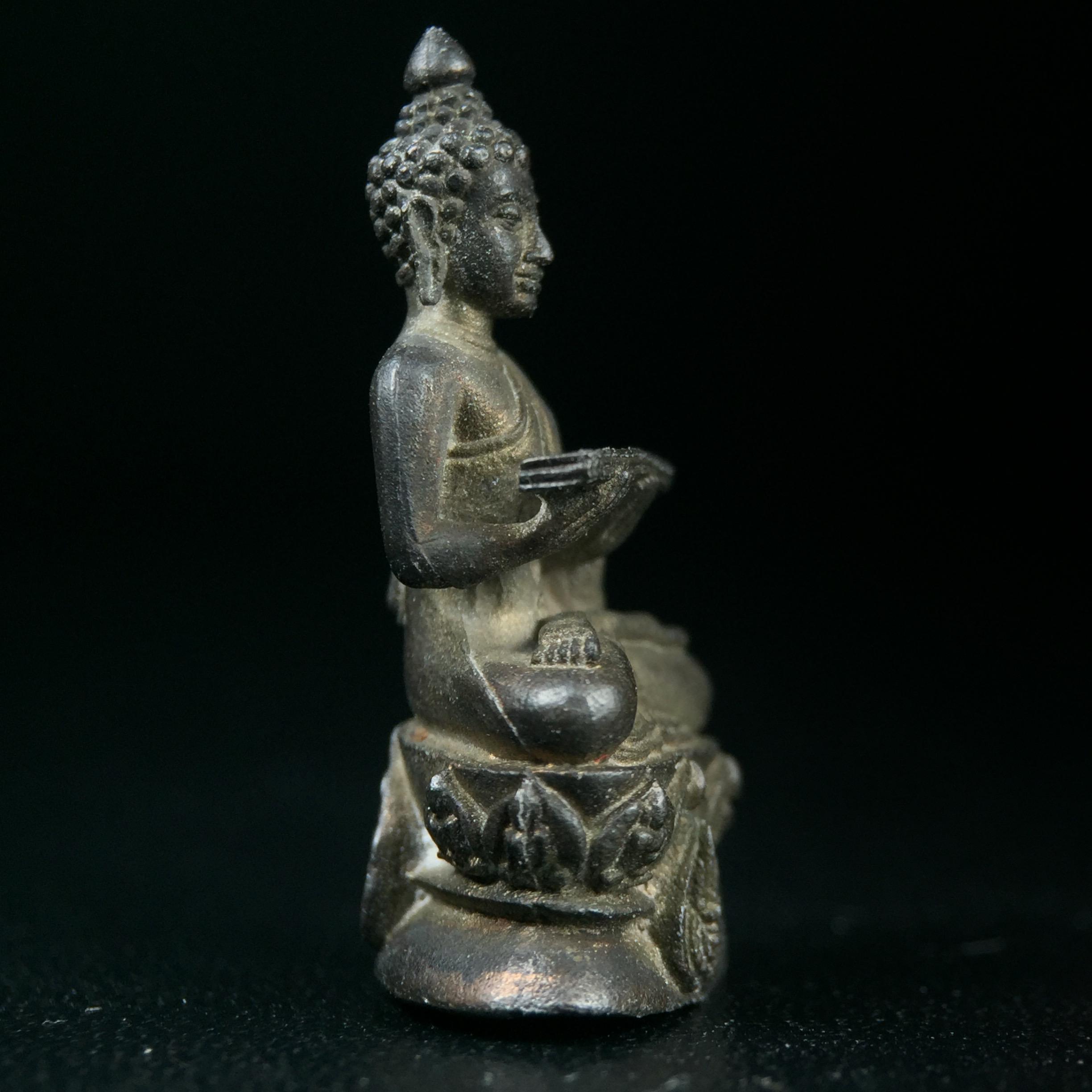 พระกริ่งปรมานุชิตชิโนรส วัดพระเชตุพนวิมลมังคลาราม(วัดโพธิ์) ปี2533 เนื้อนวโลหะ ( ในหลวงรัชกาลที่9เสด็จเททอง)พิธีใหญ่ งดงามด้วยพุทธศิลป์เปี่ยมด้วยพุทธคุณ อีกหนึ่งรุ่นที่แนะนำสะสมบูชา