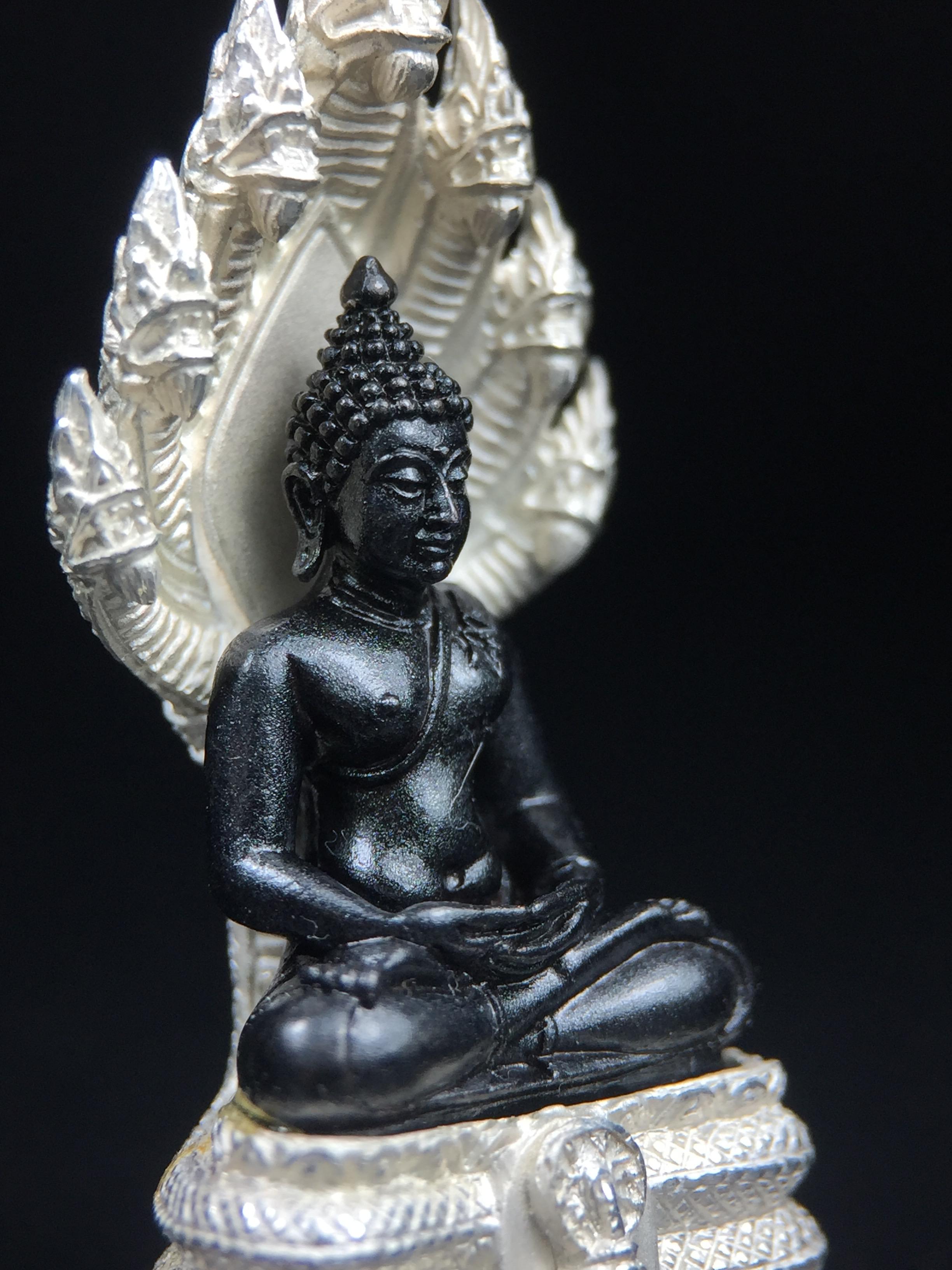 พระนาคปรก สธ. รุ่นสร้างพระอุโบสถเฉลิมพระเกียรติ 4 รอบ 84 พรรษา สมเด็จพระเทพรัตนราชสุดาฯ วัดบวรนิเวศวิหาร ปี 2543 พิมพ์ใหญ่ องค์พระเนื้อนวโลหะ ฐานนาคปรกเนื้อเงิน(สภาพ สวย )พิธีใหญ่ พุทธศิลป์งดงาม หายาก(องค์หมายเลขสวย ๘๓๘) (1 ใน 1999 องค์)