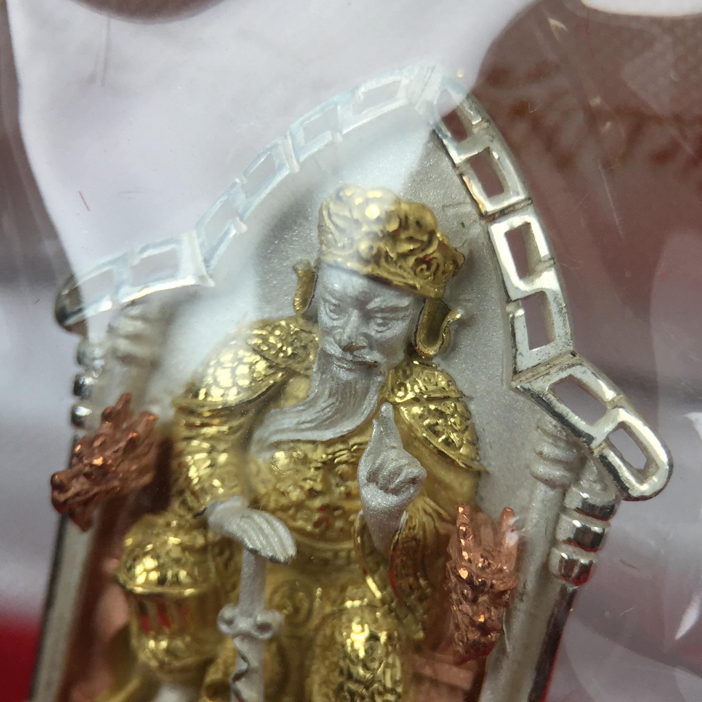 เหรียญรูปเหมือนเจ้าพ่อเสือ (ตั่วเหล่าเอี๊ย)รุ่นสองแผ่นดิน ปี 2542 หลัง ตราสัญลักษณ์ ภปร. 6รอบ 72 พรรษาในหลวงรัชกาลที่9 เสือคาบดาบ เหรียญหล่อ 3 มิติ เนื้อเงินสามกษัตริย์ พิมพ์ใหญ่ ปลุกเสก ณ วัดมังกรกมลาวาส(เล่งเน่ยยี่)สภาพสวยซีนซองเดิมกล่องครบเดิม