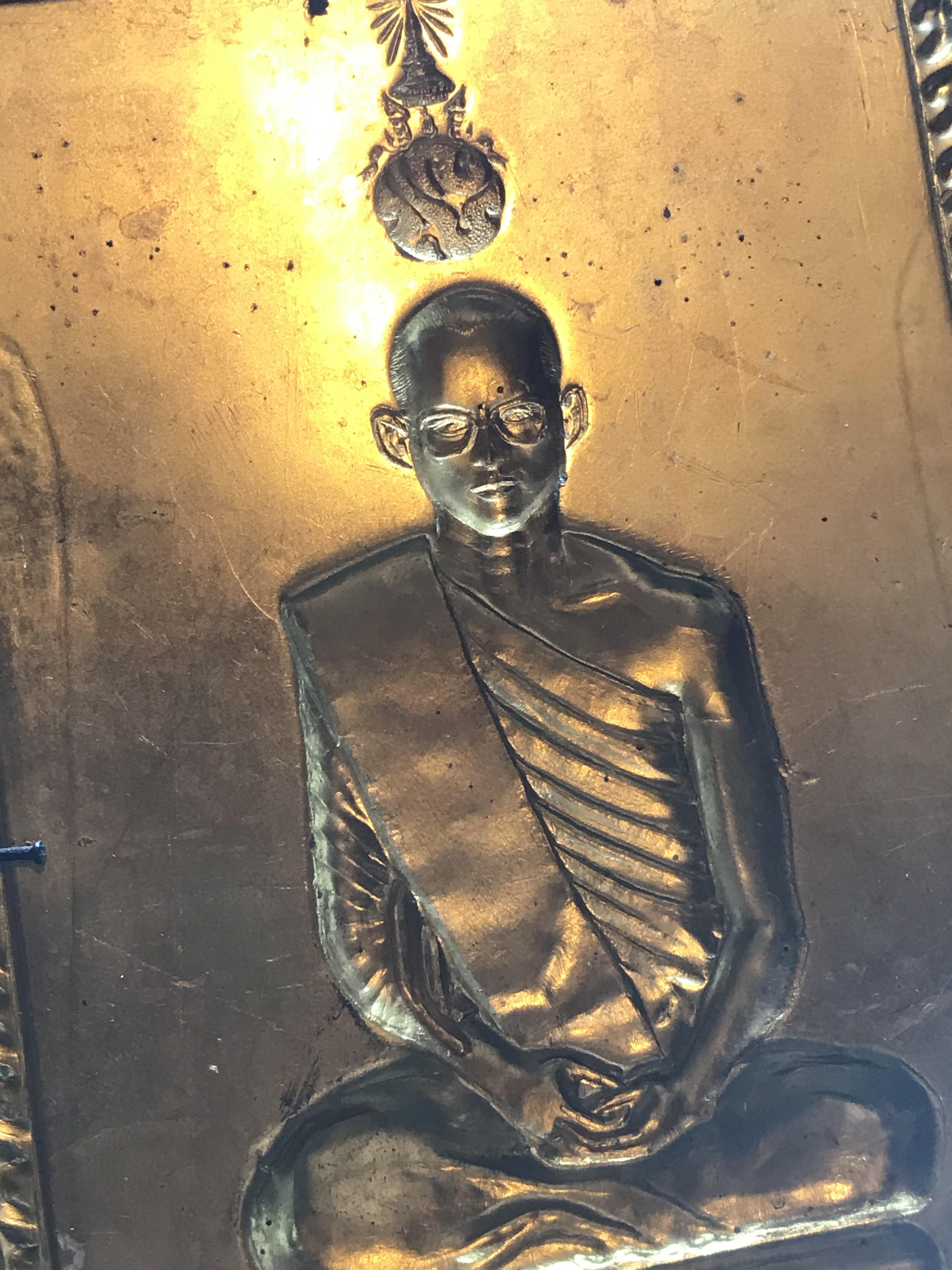 แผ่นปั๊มในหลวงทรงผนวช วัดบวรนิเวศวิหาร พ.ศ.2508 เนื้อโลหะกะไหล่ทองกรอบไม้เดิมเก่า