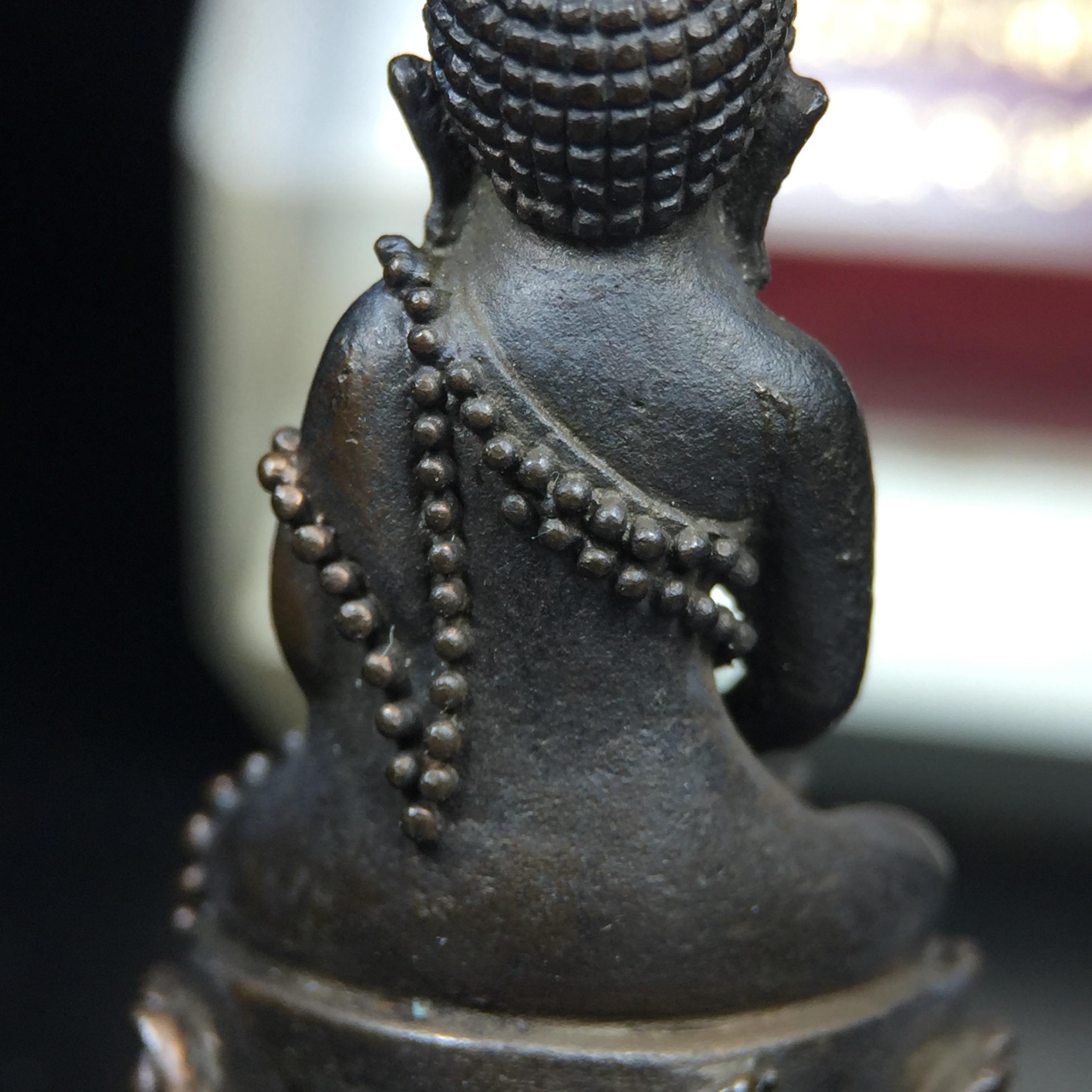 พระกริ่งญาณสังวร(พระกริ่ง ญส.)ปี 2519 เนื้อนวโลหะก้นเงิน สมเด็จพระญาณสังวรและหลวงพ่อคูณ ปริสุทโธ จับสายสูตรร่วมกันในพิธีเททอง ณ อุโบสถวัดบวรนิเวศวิหาร(พิธีใหญ่ เจตนาดี หลวงปู่โต๊ะร่วมปลุกเสก)(สภาพสวยเดิมนอนคากล่องบรรจุเดิมแบบนี้ไม่ควรพลาด)หายาก1ใน2999องค์