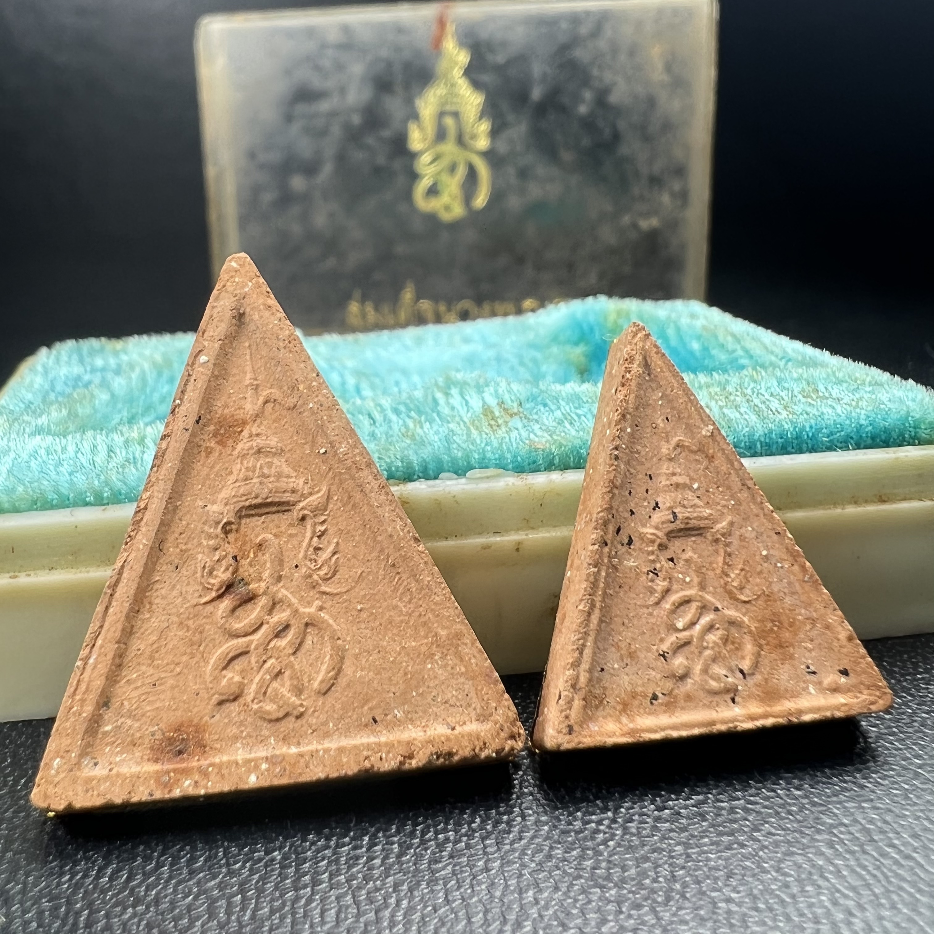 พระสมเด็จนางพญา สก. วัดบวรนิเวศวิหาร ปี2519 ชุดพิเศษกรรมการ หน้ากากทองคำ พิมพ์ใหญ่-เล็กกล่องบรรจุเดิม(ในหลวงรัชกาลที่9และสมเด็จพระราชินี เสด็จร่วมในพิธี)(พิธีใหญ่)(มวลสารดี)(พบเจอและหายากที่สุดในรุ่น)