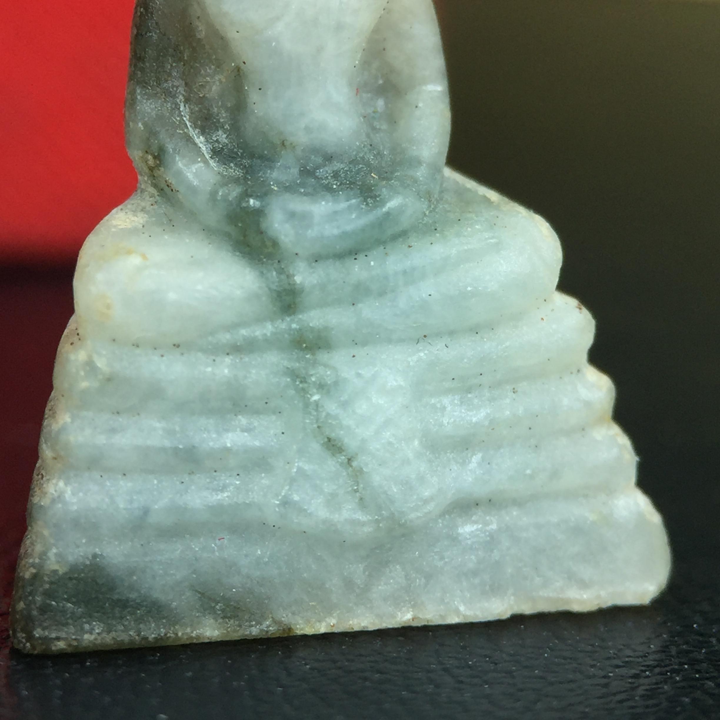 พระพุทธโสธร เนื้อหยก(รุ่นแรก) รุ่นประวัติศาสตร์ พุทธาภิเษก วันที่ 3 กันยายน พ.ศ.2543 ณ พระอุโบสถวัดโสธรวรารามวรวิหาร อ.เมือง จ.ฉะเชิงเทรา พิมพ์ลอยองค์ใต้ฐานมีโค๊ตแผ่นทองคำแท้กำกับทุกองค์พร้อมกล่องบรรจุและบัตรรับรองเดิมครบชุด (1 ใน 3999 องค์)นิยมหายาก