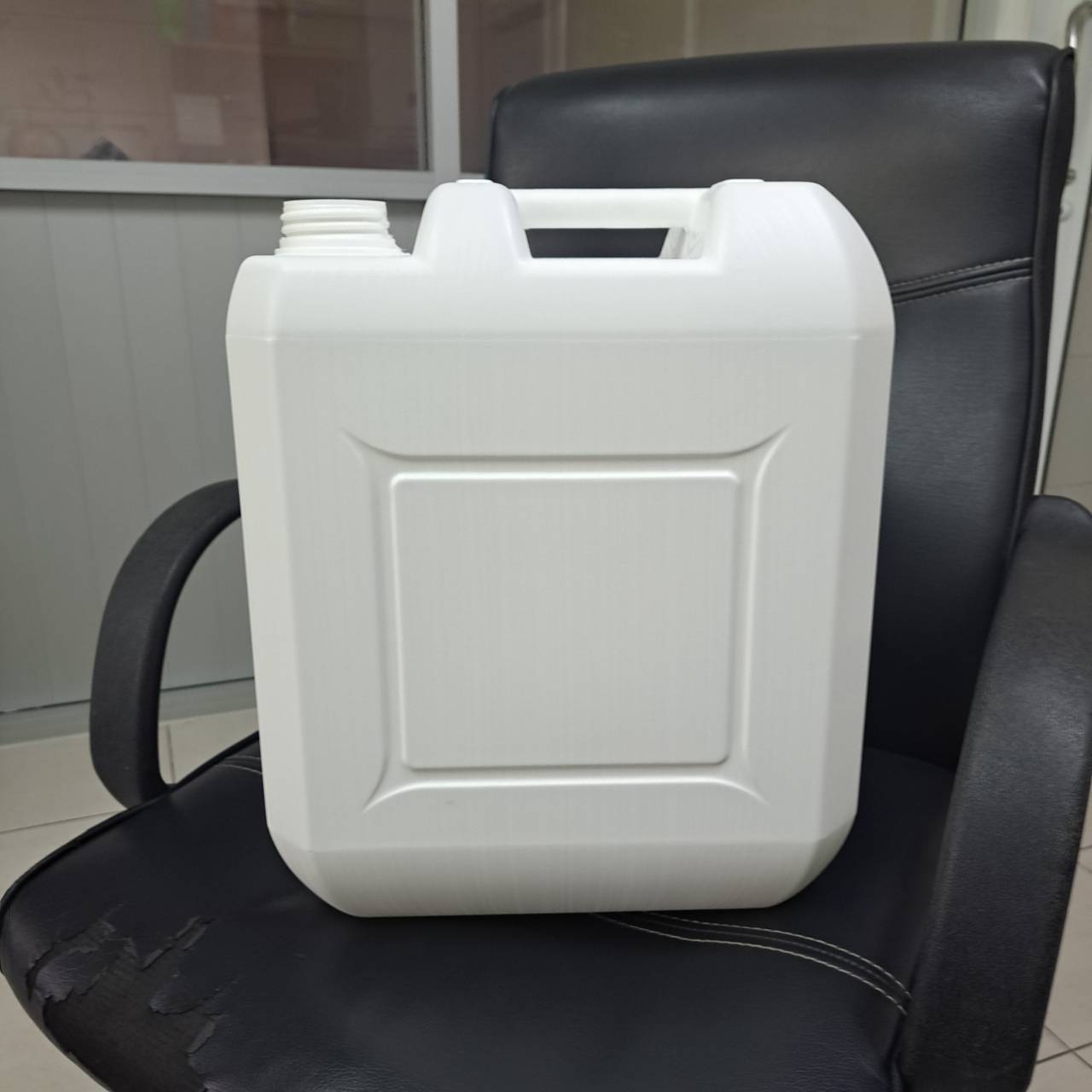 แกลลอน 20 ลิตร AD6 ขาวนม