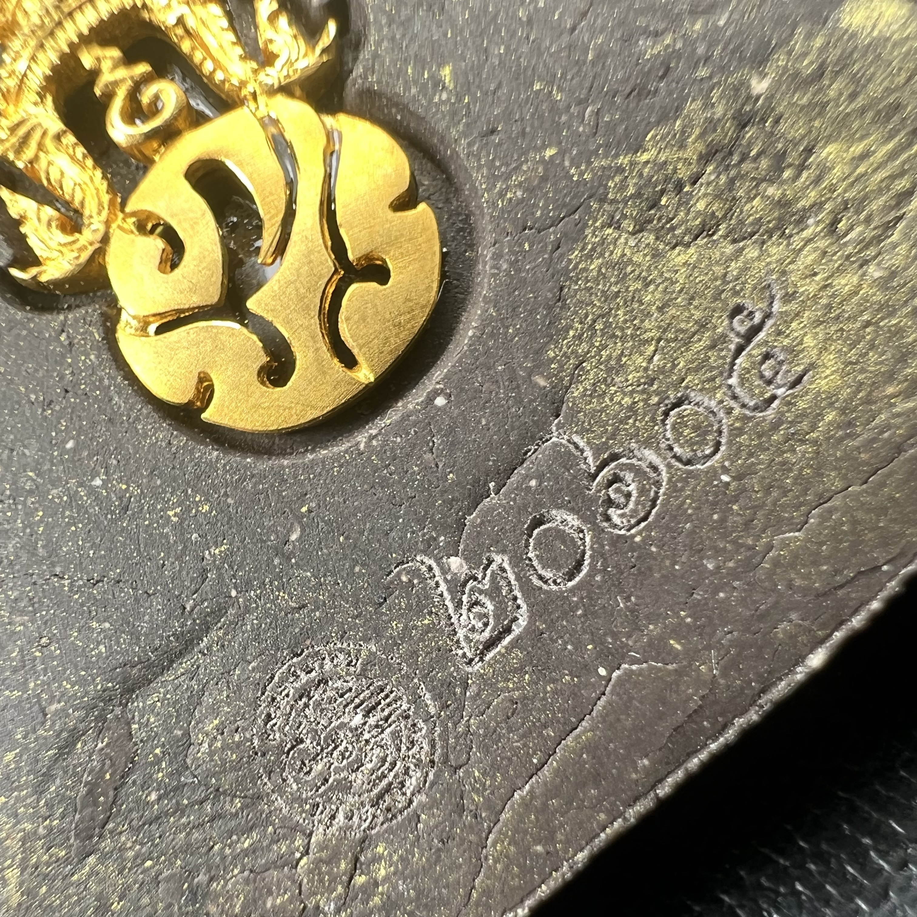 พระพุทธชินราช ภปร. โครงการ "เพราะแผ่นดินนี้ คือ แผ่นดินเกิด" ปี2548(รุ่นแรก) พระผงหลัง ภ.ป.ร. ทองคำ(หนัก 1.1 กรัม) (พระราชทานเส้นพระเจ้า (เส้นผม)และมวลสารจิตรลดา)