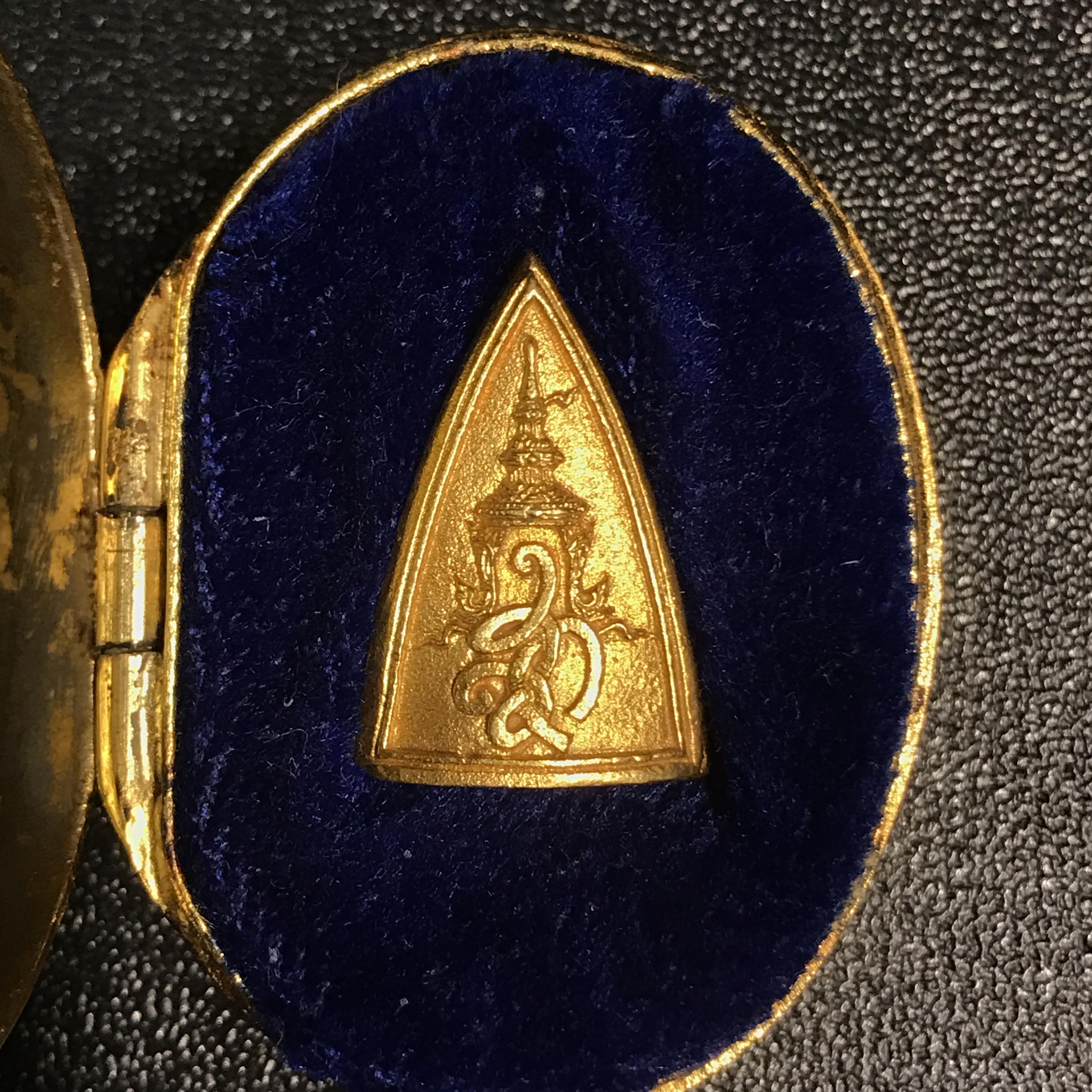 พระสมเด็จนางพญา สก. ปี2535 เนื้อทองคำพิมพ์เล็กพร้องกล่องบรรจุเดิม(ในหลวงและพระราชินีเสด็จในพิธี)