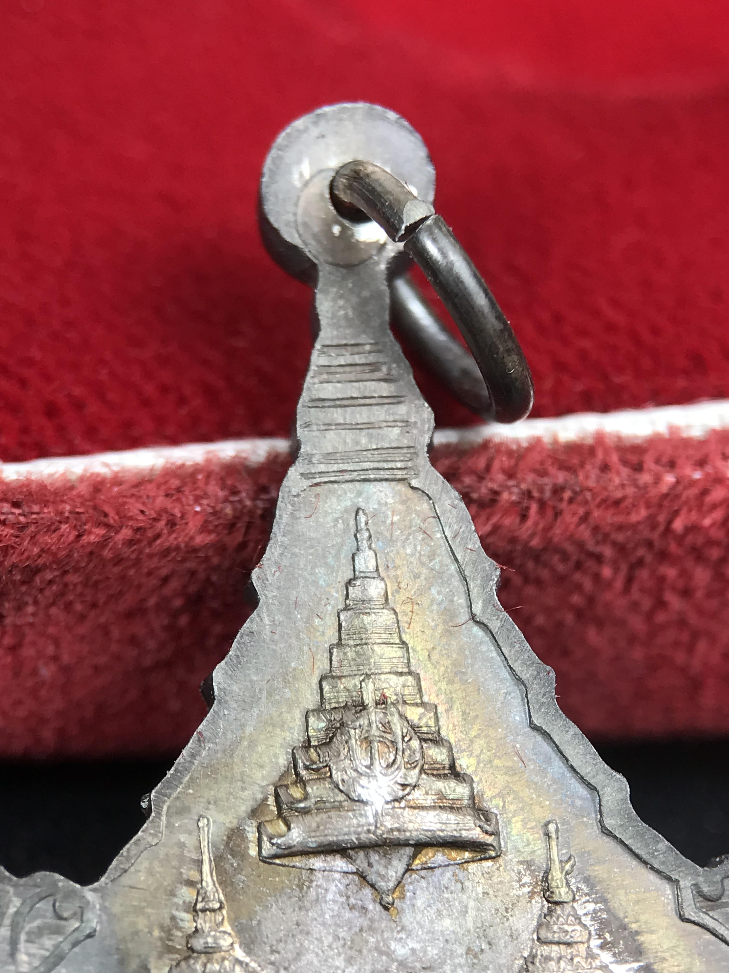 เหรียญพระพุทธญาณนเรศวร์ รุ่นแรก หลังพระปรมาภิไธย ภปร.และ สก.วัดญาณสังวราราม จ.ชลบุรี ปี 2527 เนื้อเงิน(ผิวเดิม ขึ้นรุ้งผิวน้ำทองกระจายทั่วเหรียญสวยมาก)ขนาด 2.3 x 3.8 ซม. พร้อมกล่องเดิม สมเด็จพระญาณสังวร ประธานในพิธีมหาพุทธาภิเษก(เนื้อเงินพบเจอน้อย หายาก)