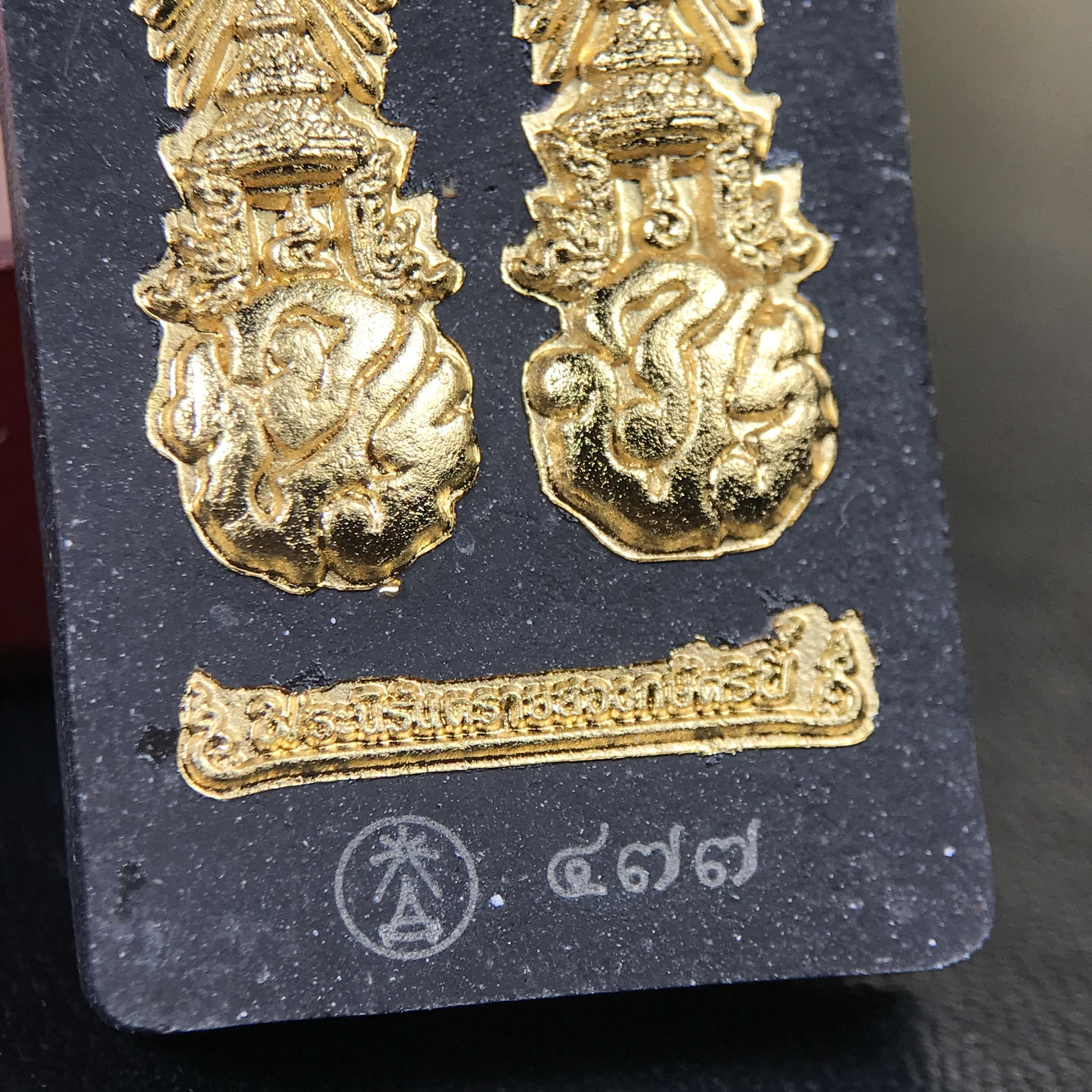 พระนิรันตรายสองกษัตริย์ มหาพุทธานุภาพแห่งแผ่นดิน ปี2552 "พระผู้ปกป้องคุ้มครองจากภัยอันตรายทั้งปวง" พระผงพิมพ์สมเด็จหน้าปัดทองสีดำด้านหลังปัดทอง เชิญอักษรพระปรมาภิไธยสองกษัตริย์(จปร.และ วปร.) พร้อมกล่องบรรจุเดิมครบชุด