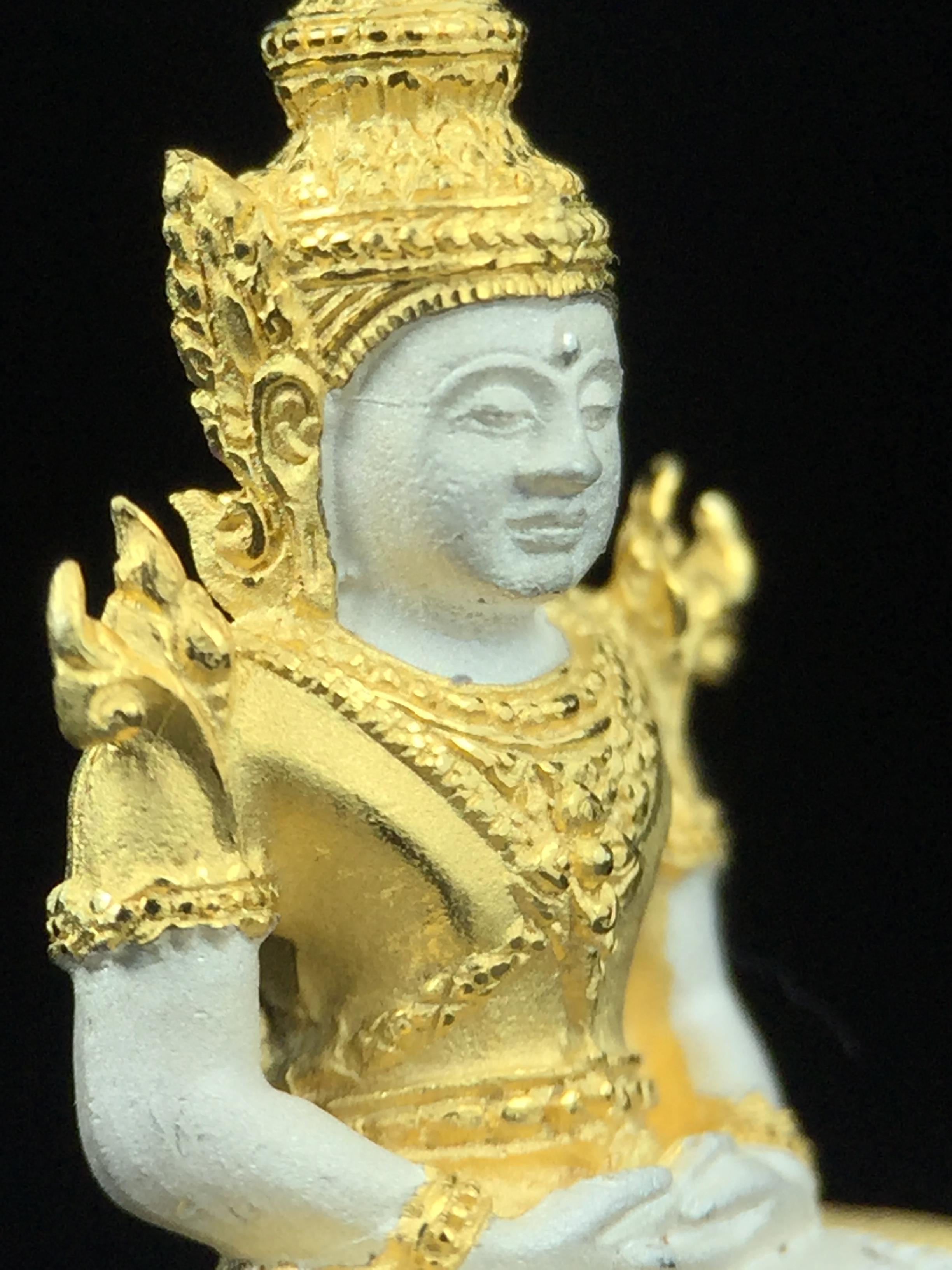 พระแก้วมรกต ภปร. ปี2547 จัดสร้างโดย รพ.ภูมิพลฯ เนื้อเงิน (3 กษัตริย์)ลอยองค์ หน้าตัก 1/2 นิ้ว งดงามทรงคุณค่าอีกหนึ่งรุ่นยอดนิยม หายาก