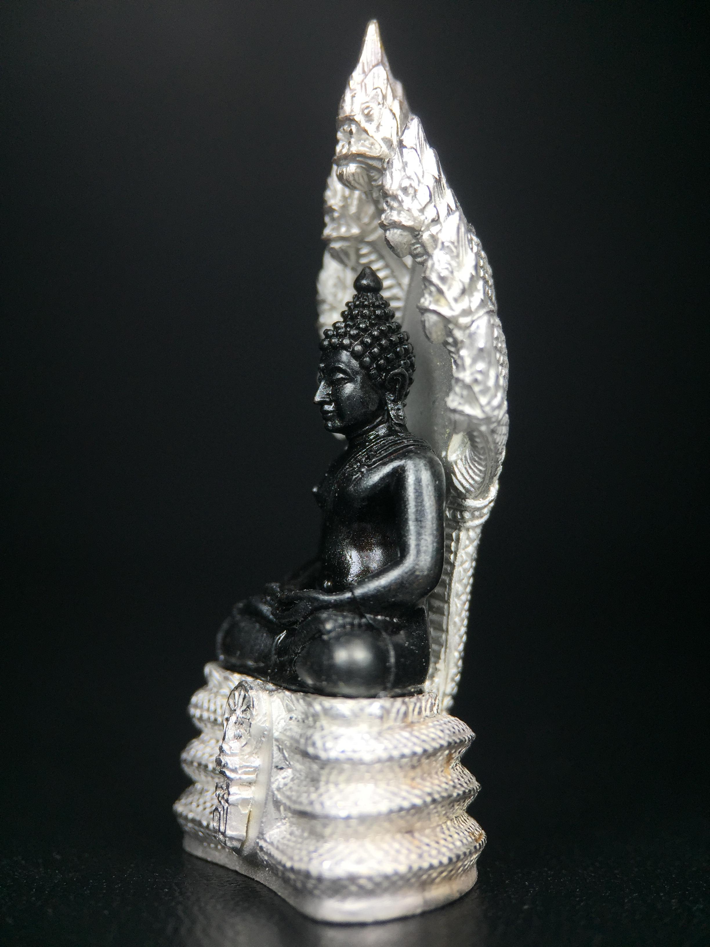 พระนาคปรก สธ. รุ่นสร้างพระอุโบสถเฉลิมพระเกียรติ 4 รอบ 84 พรรษา สมเด็จพระเทพรัตนราชสุดาฯ วัดบวรนิเวศวิหาร ปี 2543 พิมพ์ใหญ่ องค์พระเนื้อนวโลหะ ฐานนาคปรกเนื้อเงิน(สภาพ สวย )พิธีใหญ่ พุทธศิลป์งดงาม หายาก (1 ใน 1999 องค์)