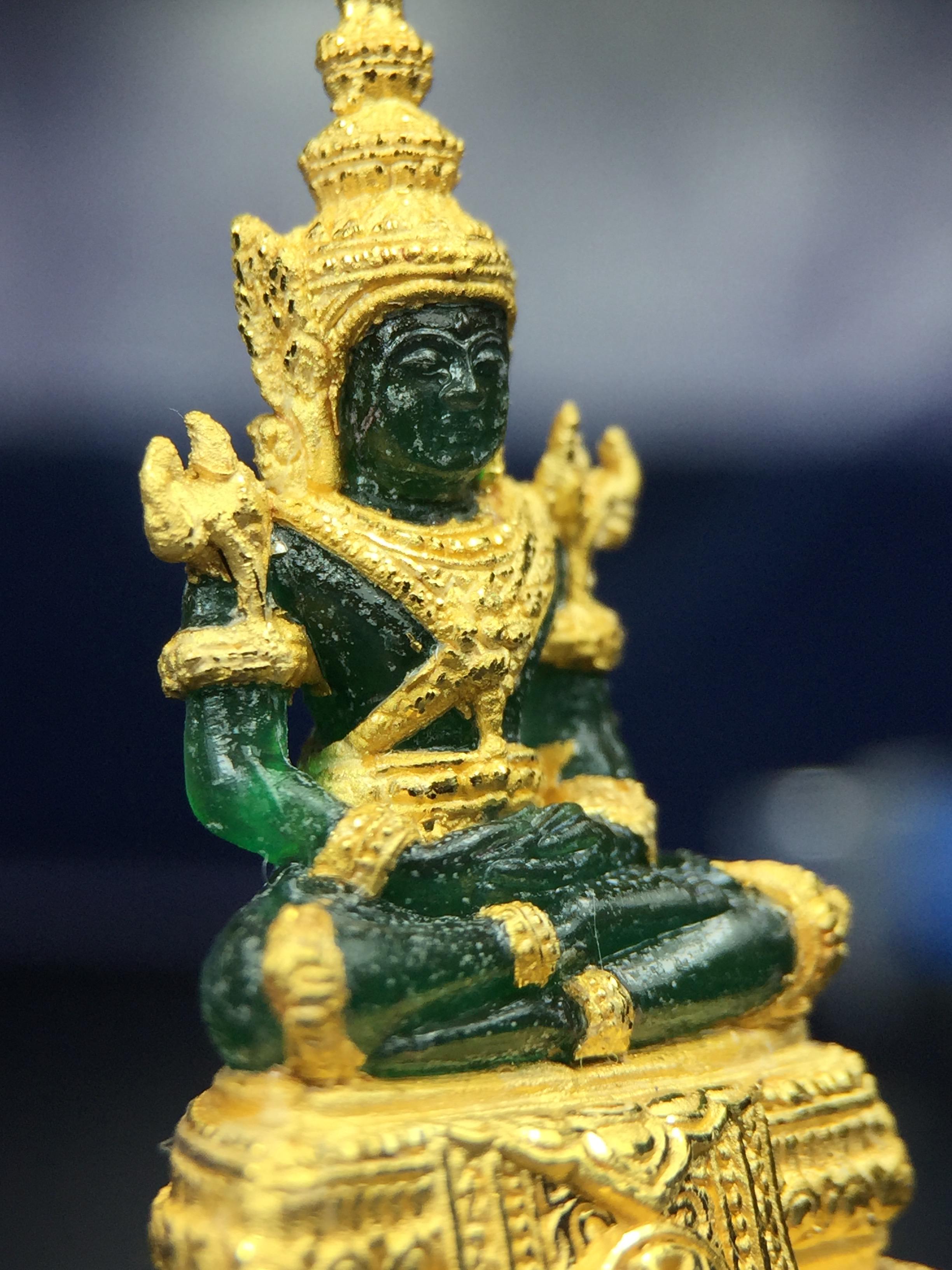 พระแก้วมรกต ภปร. จัดสร้างโดย รพ.ภูมิพลฯ ปี2547 ลอยองค์ขนาดหน้าตัก 1/2 นิ้ว เนื้อเรซิ่นหุ้มทองคำ99.99 งดงามทรงคุณค่าอีกหนึ่งรุ่นยอดนิยม หายาก