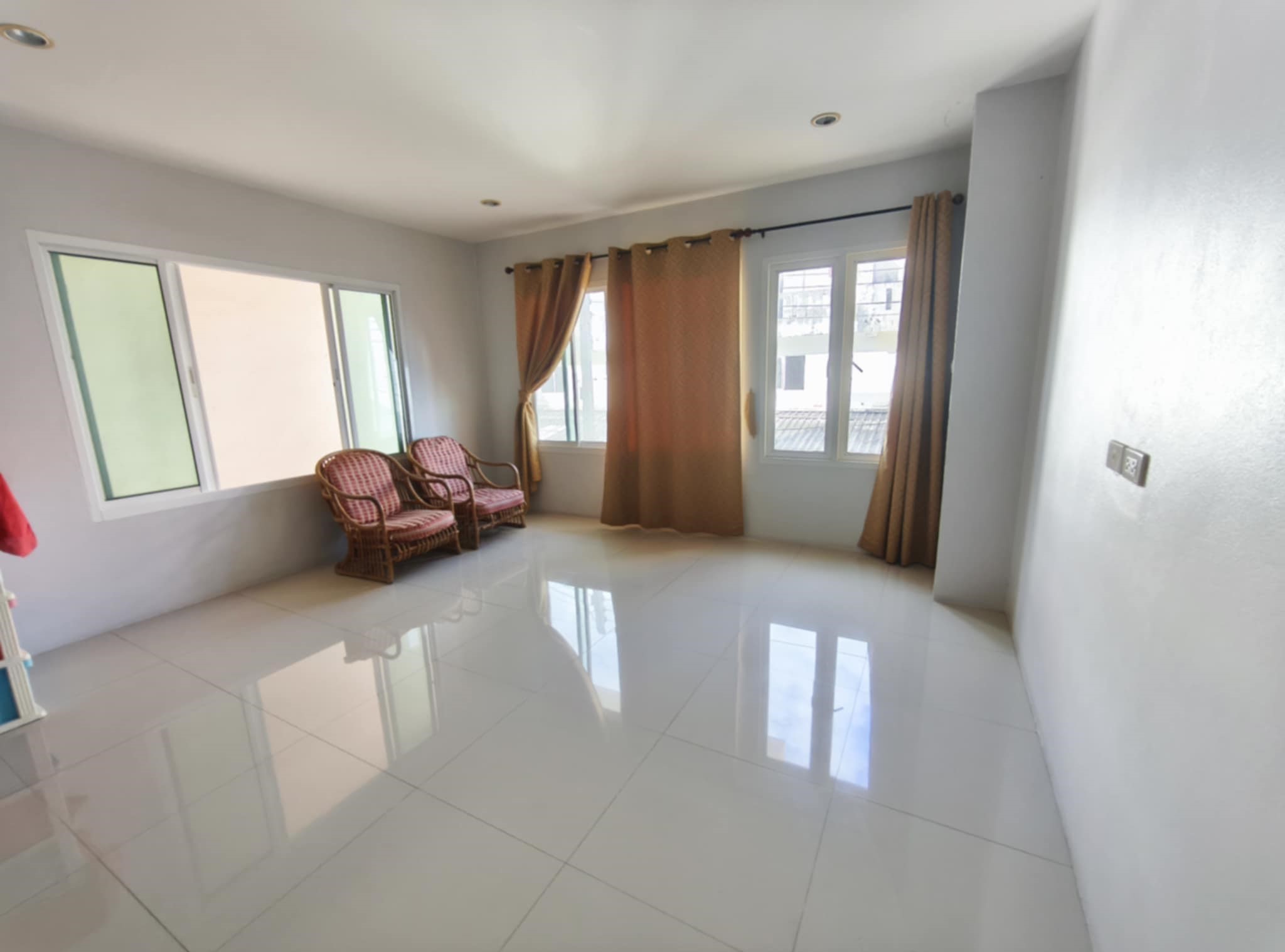 For Sales : Cherngtalay, 3-Story Townhouse, 3 Bedrooms 4 Bathrooms