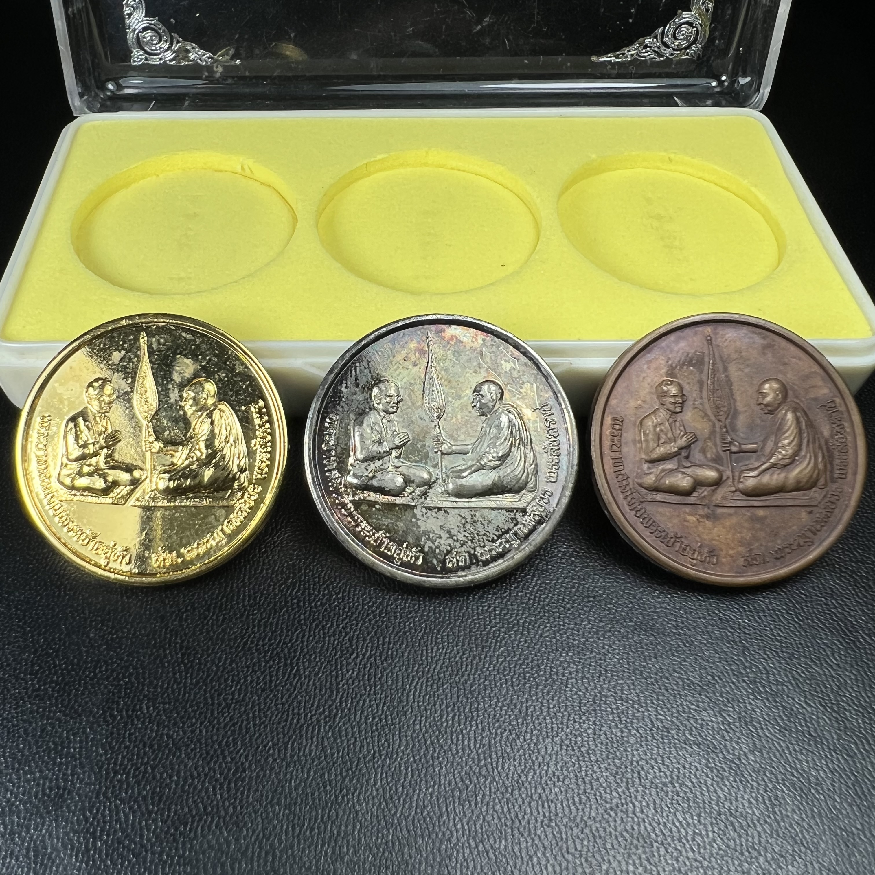 เหรียญสนทนาธรรม ในหลวงรัชกาลที่ 9 สมเด็จพระญาณสังวร หลังพระสยามเทวาธิราช ปี 2543 วัดบวรนิเวศวิหาร ชุดกรรมการ(เนื้อกะไหล่ทอง+กะไหล่เงิน+ทองแดงรมน้ำตาล)พร้อมกล่องบรรจุเดิม(ชุดหายาก สภาพผิวกะไหล่เดิมจากผู้จัดสร้าง ผิวขึ้นรุ้งธรรมชาติสวยจัด แชมป์ๆ)1 ใน 343ชุด