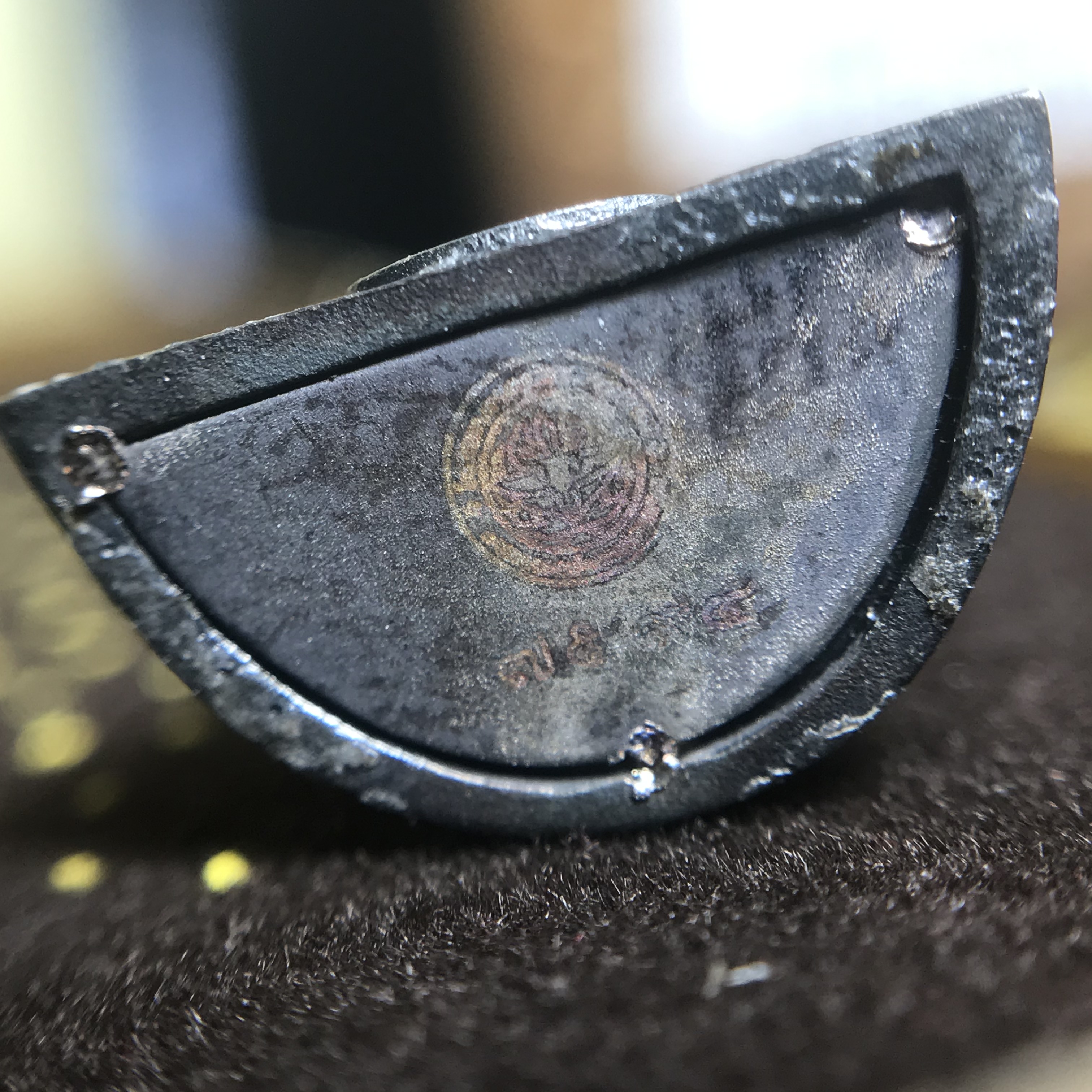 พระพุทธรูปคุ้มเกล้า มหามงคล 80พรรษา “รุ่นเย็นศิระเพราะพระบริบาล 80พรรษา มหากษัตริย์คู่แผ่นดินสยาม” เนื้อเงินรมดำ พิมพ์เล็ก ขนาด 10*21 มม.