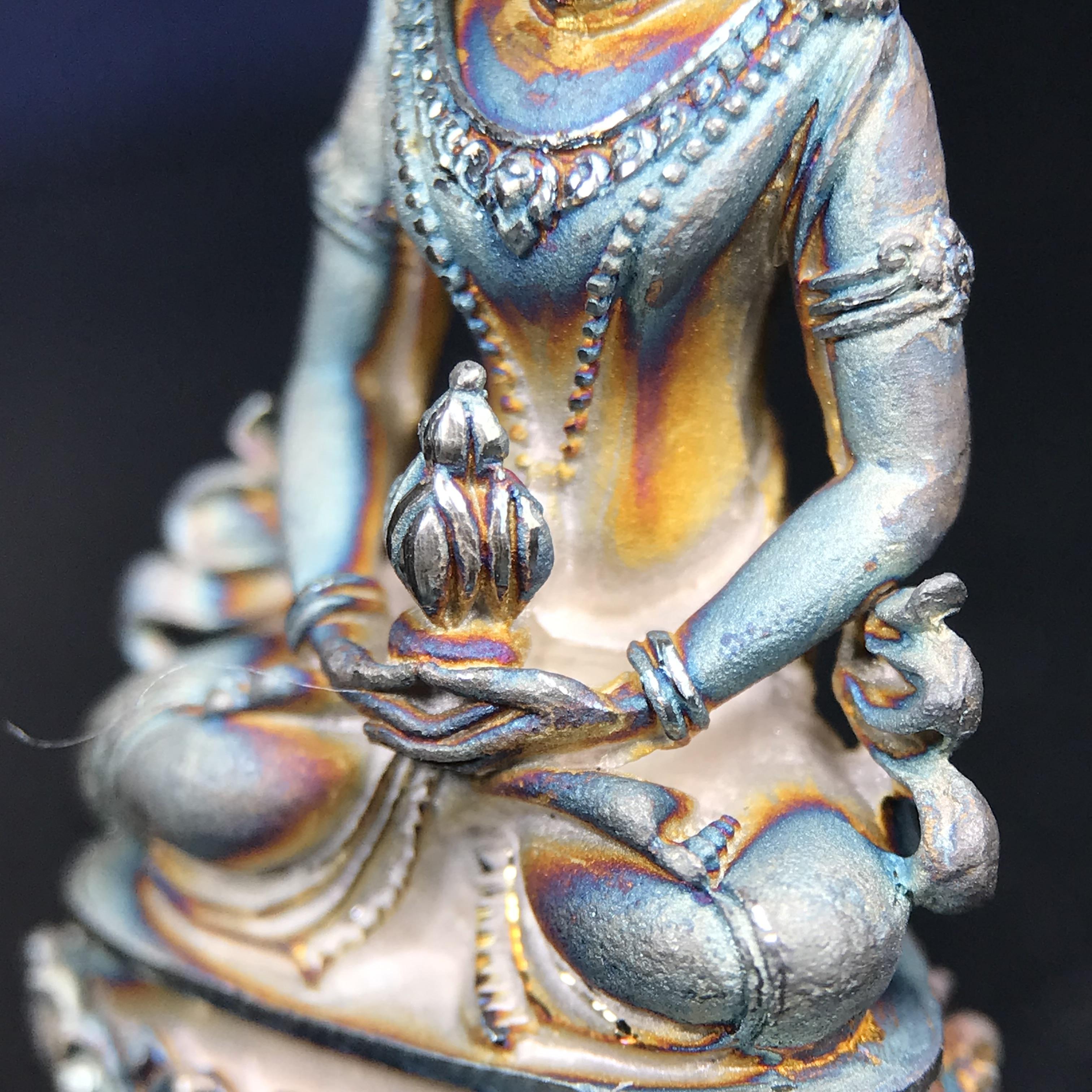 พระกริ่งอวโลกิเตศวร ( เจ้าแม่กวนอิม ) วัดโพธิ์แมนคุณาราม รุ่นอุดมโภคทรัพย์ ปี 2539 เนื้อเงินพ่นทราย(ผิวเดิม ขึ้นสีรุ้งธรรมชาติ แบบนิยม เสน่ห์ของพระเนื้อเงิน)(พร้อมกล่องบรรจุเดิม)(อีกหนึ่งรุ่นยอดนิยม พุทธศิลป์สวยงดงาม)หายาก 1 ใน 5000 องค์*องค์หมายเลข ๓๖๔๒*