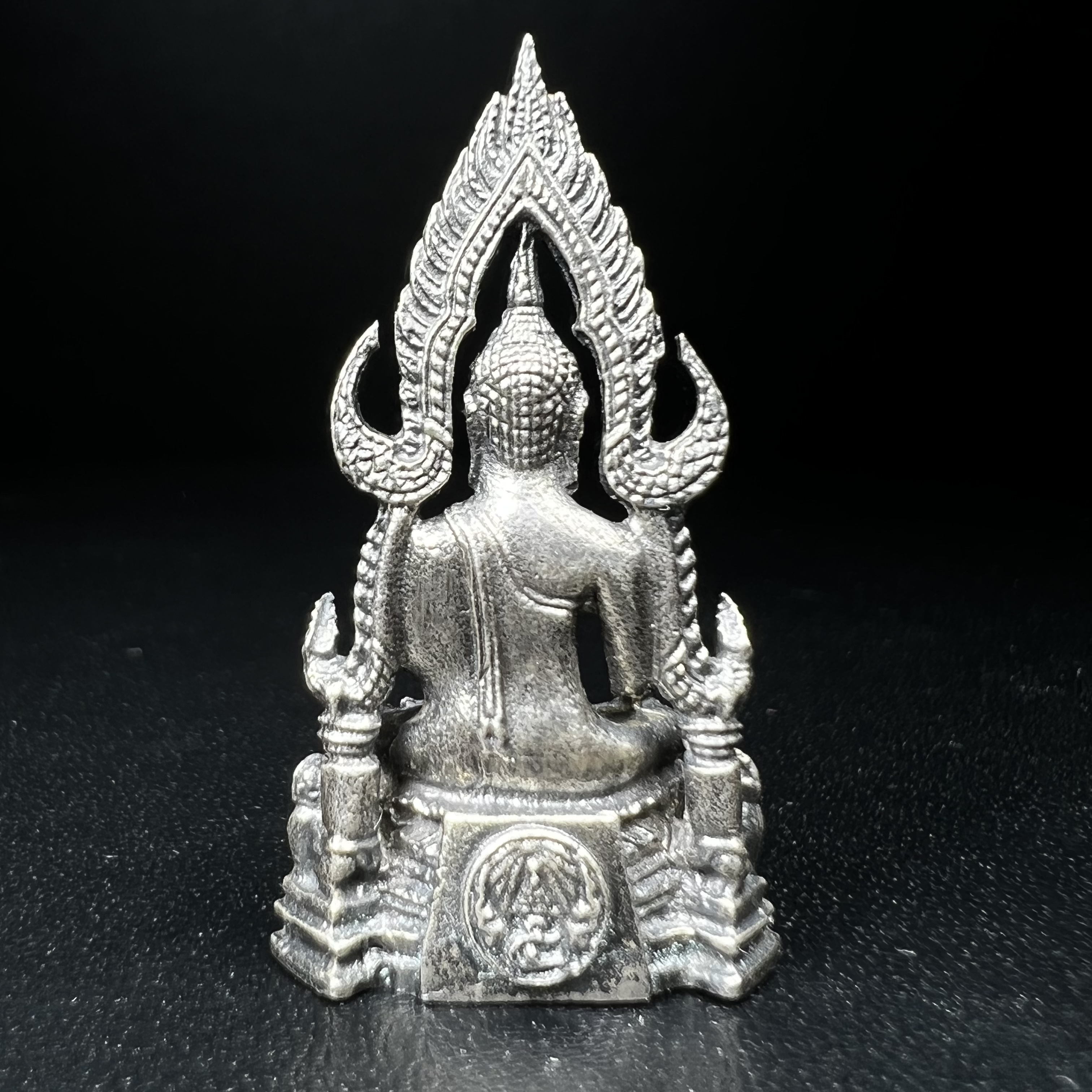 พระกริ่งพระพุทธชินราช มวก. วัดเบญจมบพิตร ปี 2519 เนื้อเงินสภาพสวยผิวเดิม หมายเลข687(ในหลวงรัชกาลที่9และราชินีเสด็จฯเททอง)(พิธีใหญ่ เกจิอาจารย์ในยุคยอดนิยมร่วมปลุกเสก)