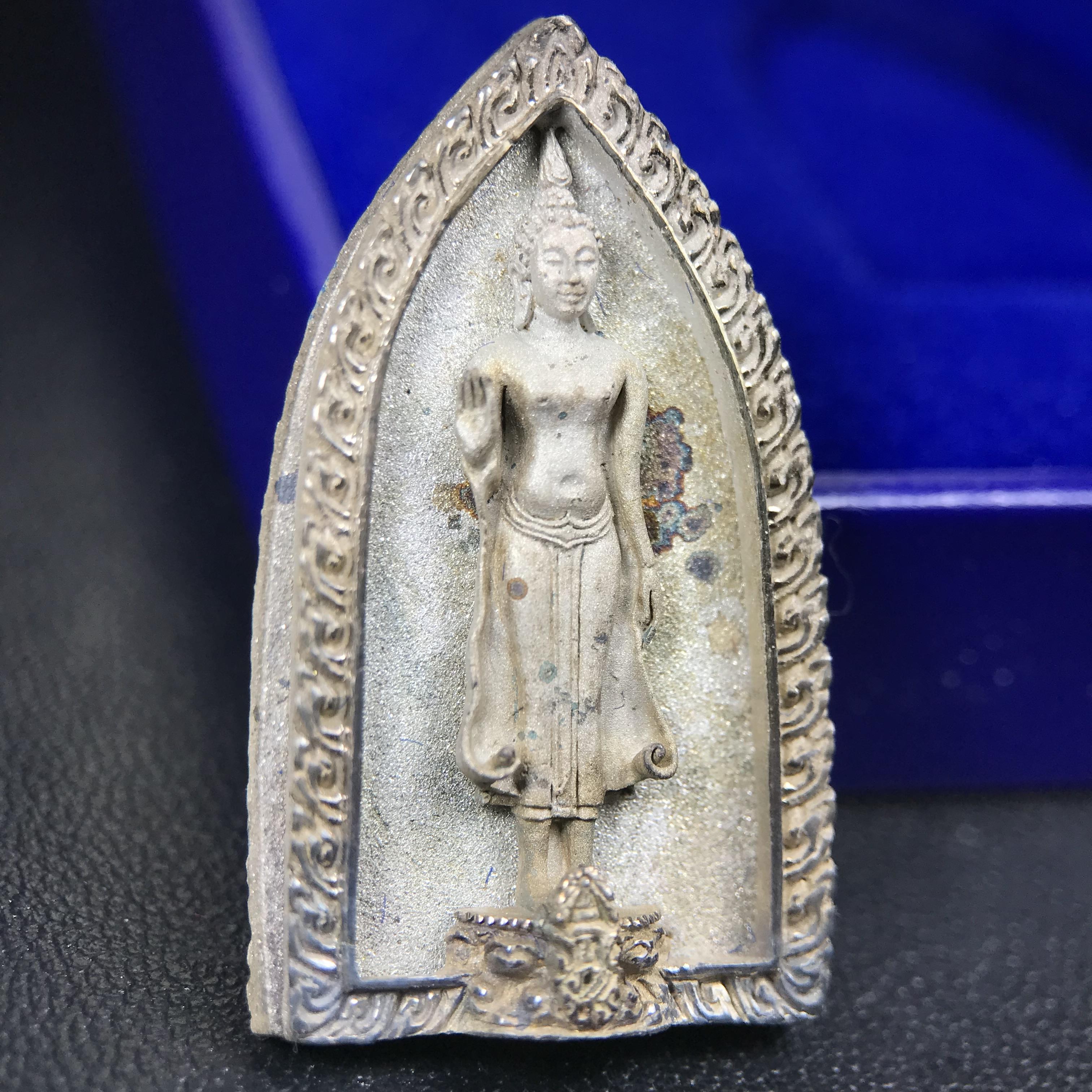 พระพุทธกาญจนพรสยามภูมิ ภปร. ปี 2539 เนื้อเงินพื้นทรายประกาย(ผิวเดิมสวย) พิมพ์ทรงใบขนุน ขนาด3.2ซม. พระพุทธรูปประจำพระชนมวาร รัชกาลที่9 ทรงโปรดเกล้าให้วิทยาลัยป้องกันราชอาณาจักร(วปอ.)สร้างในวโรกาสทรงครองสิริราชสมบัติครบ50ปี พ.ศ.2539(1ใน5000องค์)