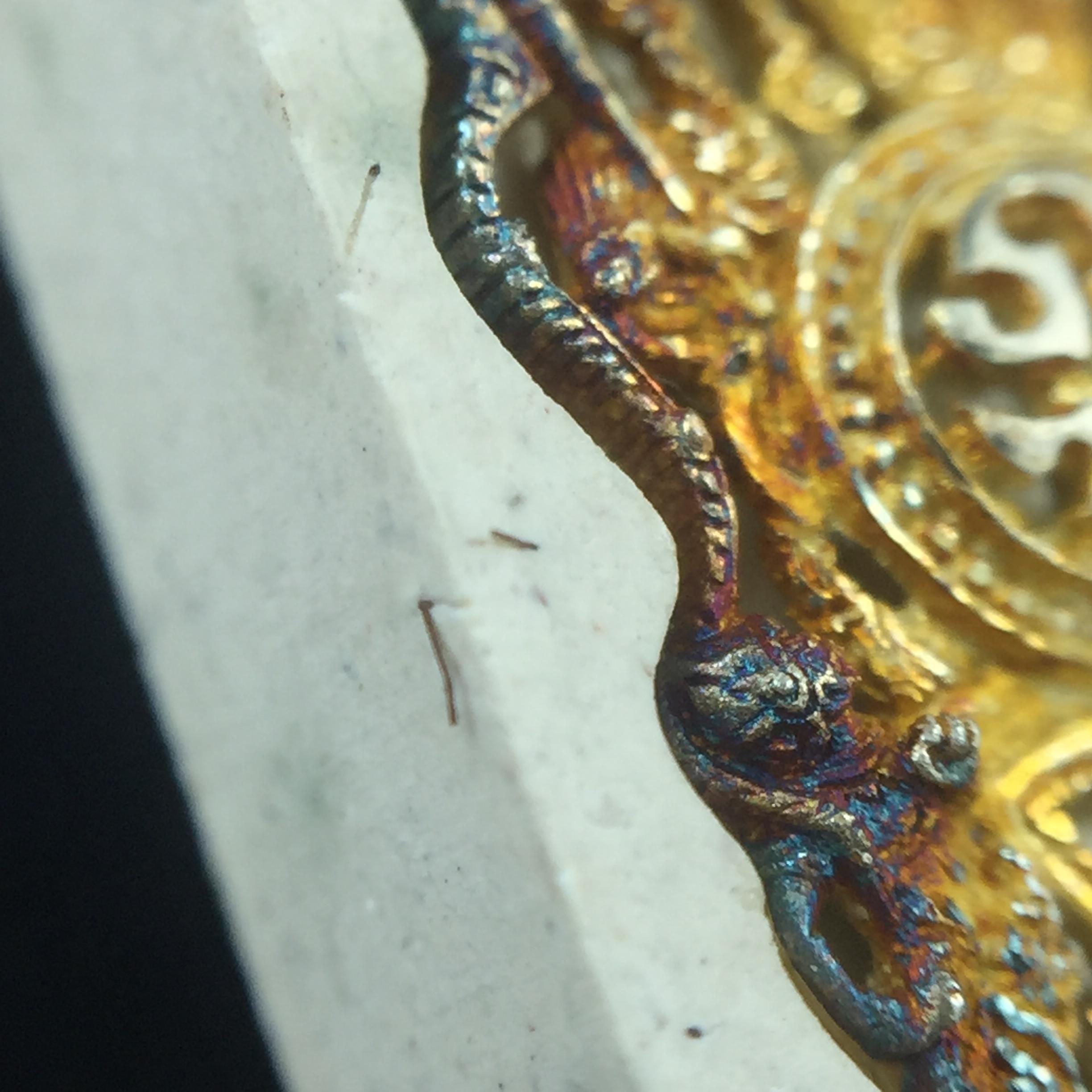 พระแก้วมรกต(จำลอง)ทรงเครื่องฤดูร้อน พระผงบูชา ด้านหน้าปิดทอง ด้านหลังตราฉลองสิริราชสมบัติครบ 60ปี เนื้อเงินขึ้นสีรุ้งธรรมชาติสร้างสรรค์งดงาม(รุ่นนี้ได้พระราชทานเส้นพระเจ้า(เส้นผม)รัชกาลที่9ในการจัดสร้าง)***องค์นี้พิเศษมองเห็นเส้นผมติดอยู่ด้านหลังชัดเจน***