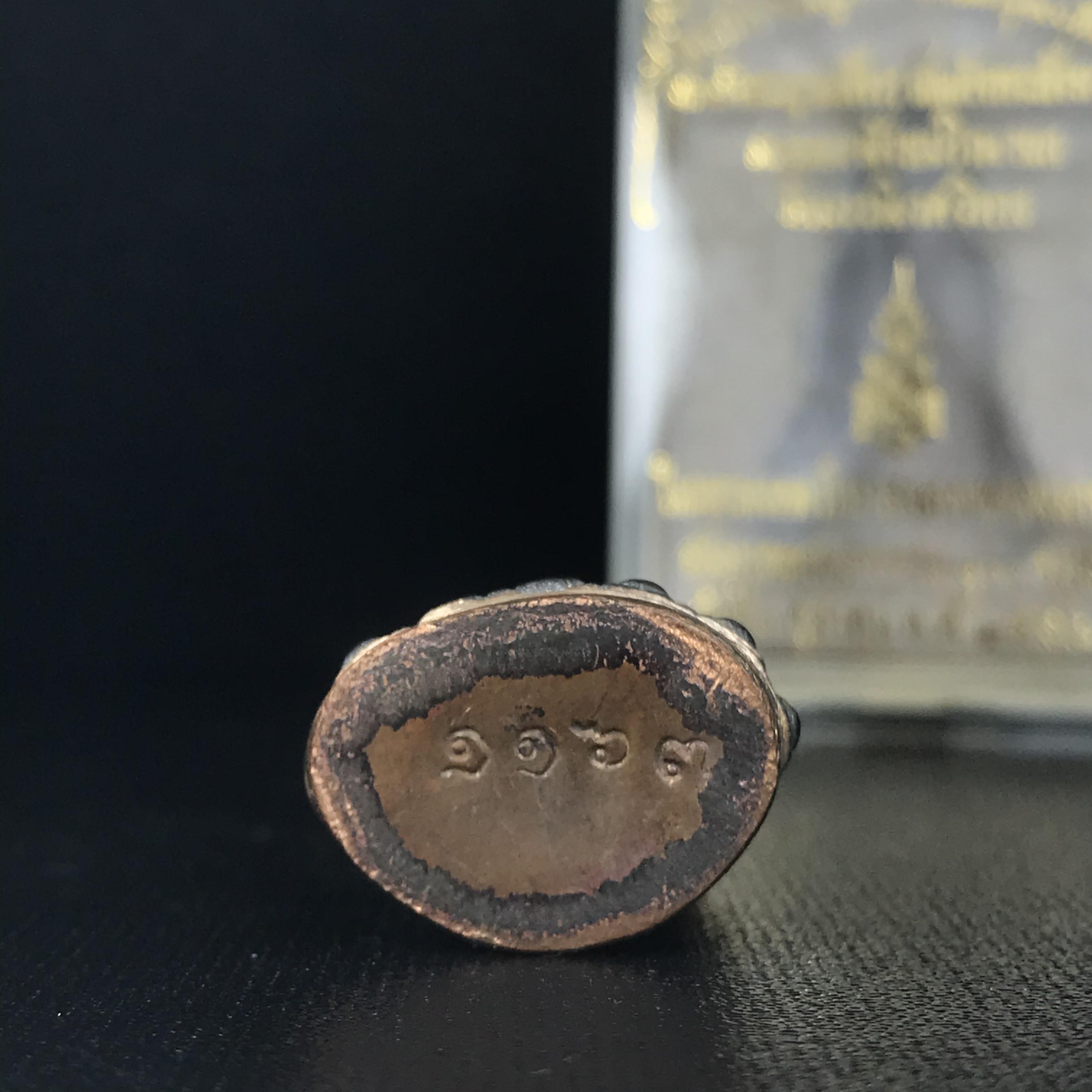 พระกริ่งชินบัญชรฉลองพระชันษา 100 ปี สมเด็จพระญาณสังวร วัดบวรนิเวศวิหาร ปี 2556 เนื้อนวโลหะผสมทองคำก้นทองแดง พิธีใหญ่ มวลสารเด่น นิยม(1 ใน 2556 องค์)