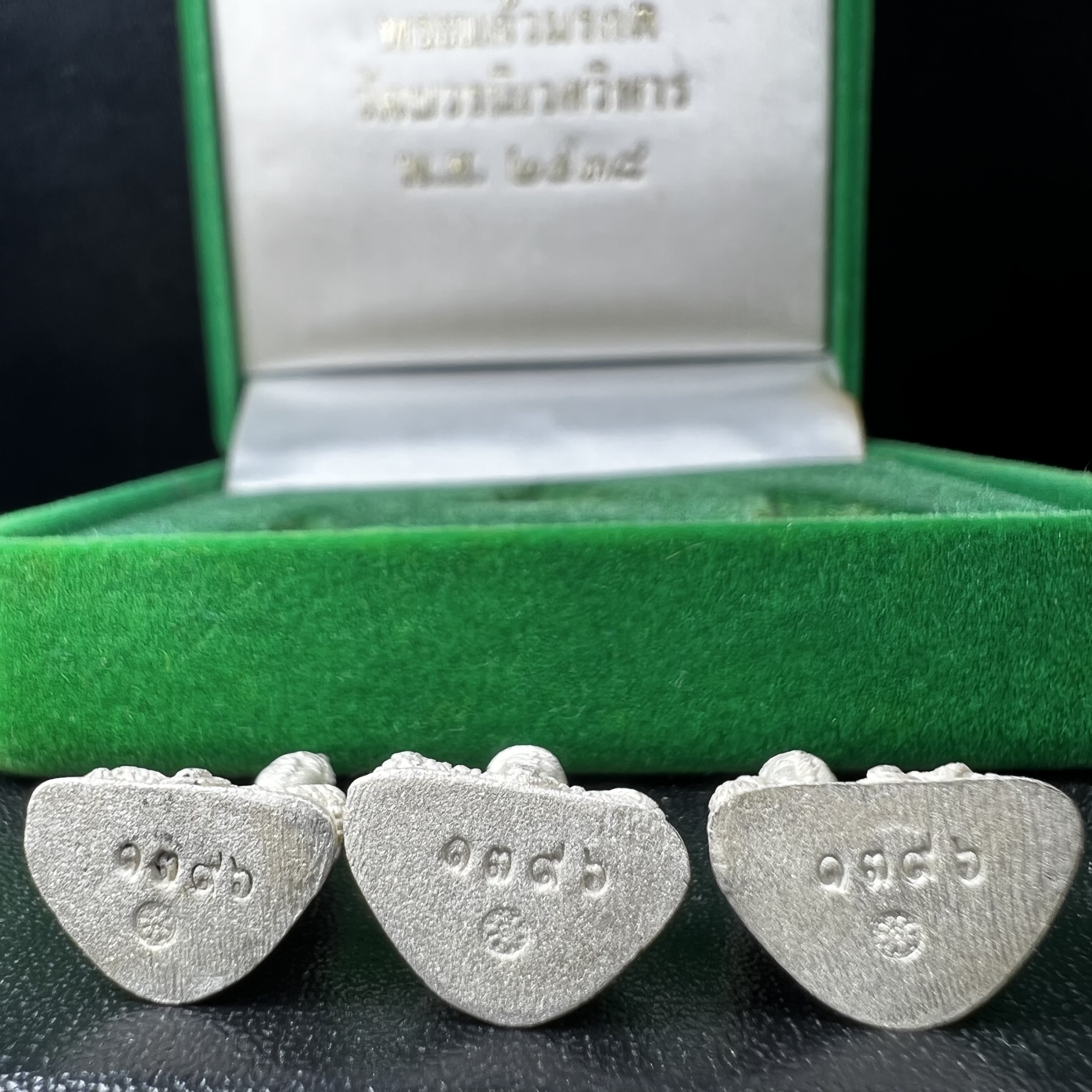 พระแก้วมรกต สธ. วัดบวรนิเวศวิหาร พ.ศ.2538 รูปเหมือนลอยองค์พระแก้วมรกต ชุดเงินบริสุทธิ์ ทรงเครื่อง 3 ฤดู (มีโค็ด หมายเลขกำกับชุดที่ 1396)พิมพ์ใหญ่ 3 องค์ 3 ฤดู ร้อน ฝน หนาว(1 ใน 2000 ชุด)หายาก