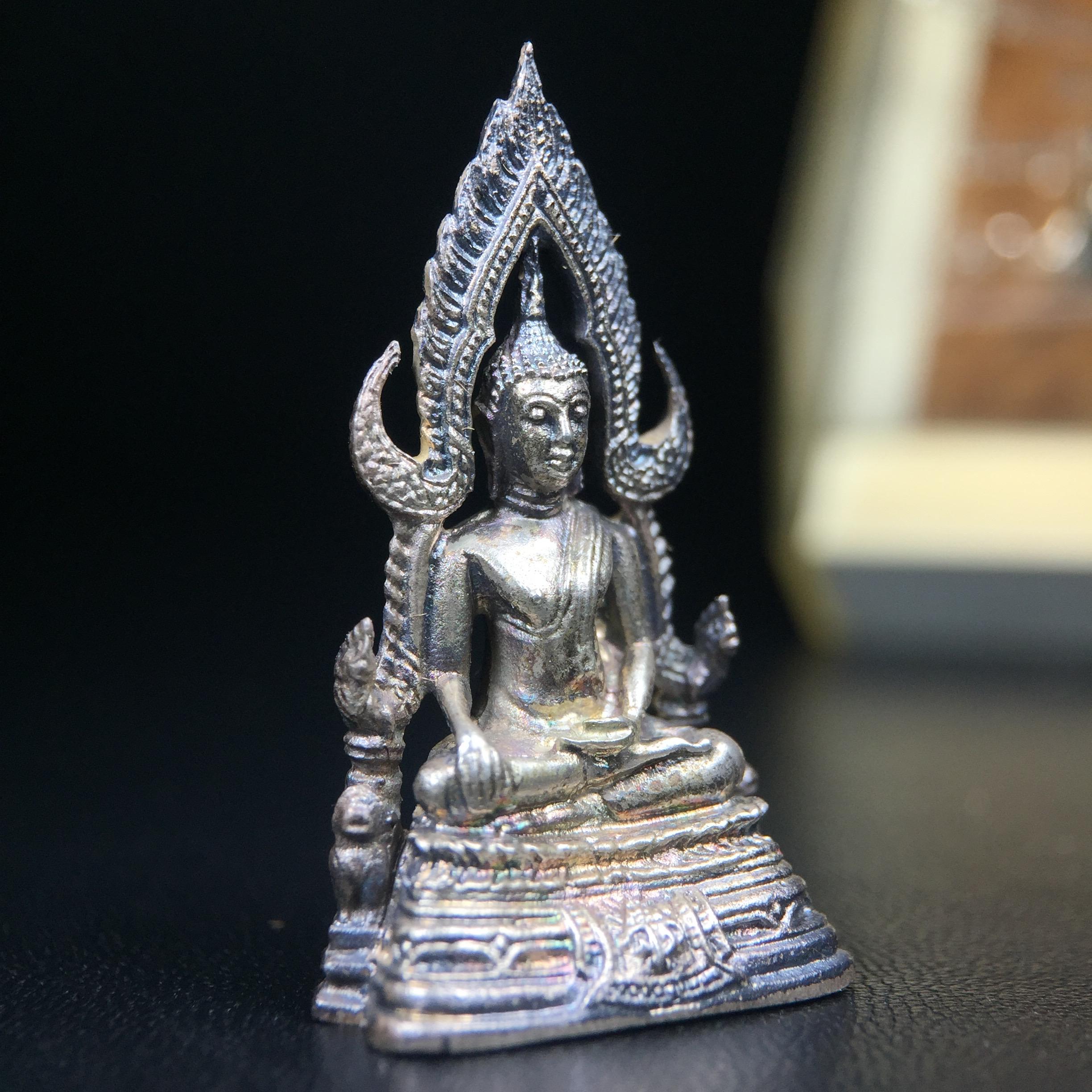 พระกริ่งพระพุทธชินราช มวก. วัดเบญจมบพิตร ปี 2519(รุ่นพิเศษ รุ่นแรก รุ่นเดียว)เนื้อเงิน(สภาพสวยผิวเดิมติดรุ้งผิวขึ้นน้ำทองสวยมีเสน่ห์ตามกาลเวลา)(ในหลวงรัชกาลที่9และสมเด็จพระราชินีเสด็จฯเททอง)(พิธีใหญ่ เกจิอาจารย์ในยุคยอดนิยมร่วมปลุกเสก) (องค์หมายเลข ๒๕๓๐)