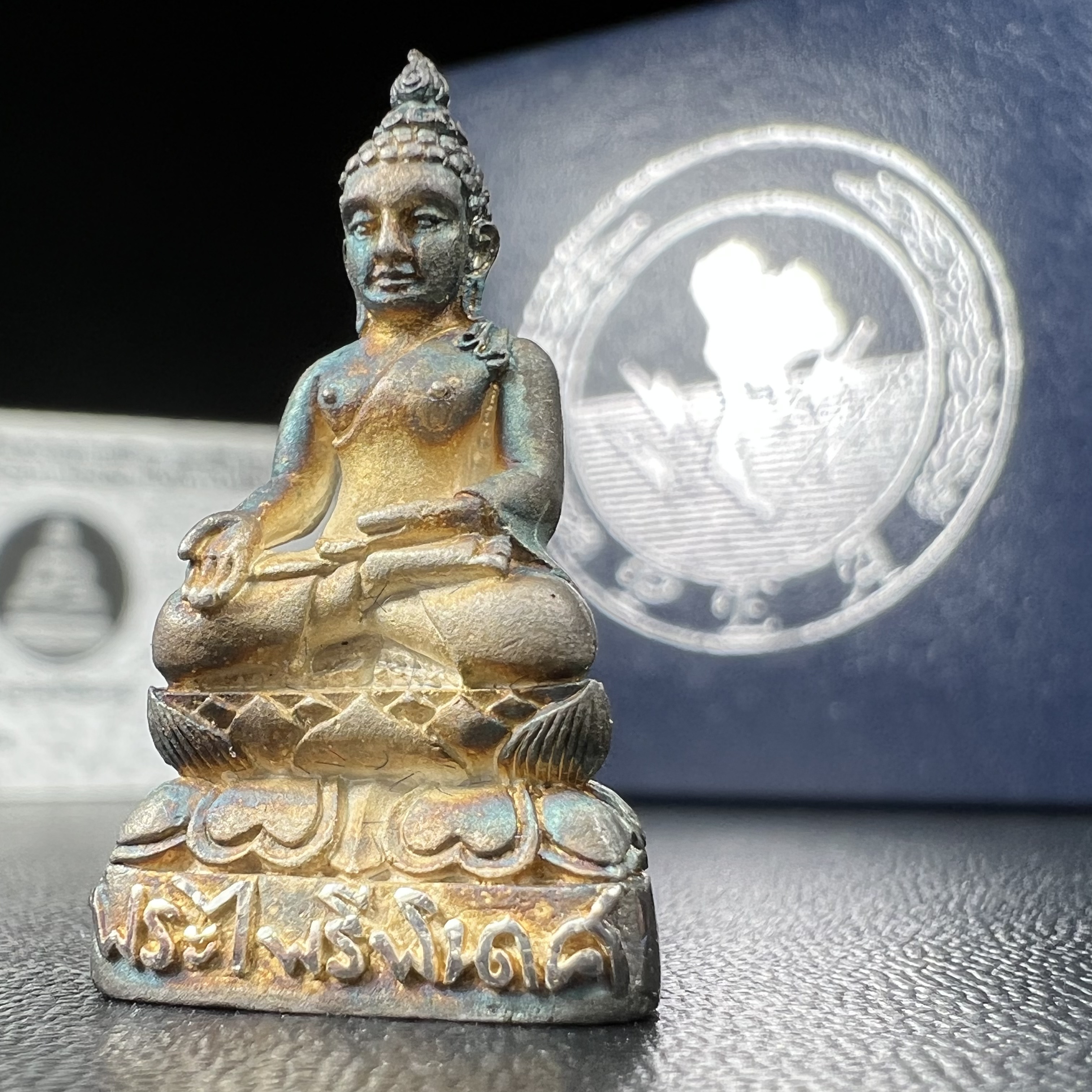พระกริ่งไพรีพินาศ วัดบวรนิเวศวิหาร ปี2538 การไฟฟ้าส่วนภูมิภาคจัดสร้าง เนื้อเงิน(สภาพผิวเดิม ขึ้นสีรุ้งธรรมชาติ สวยแบบนิยม)พร้อมกล่องบรรจุเดิมและการ์ดใบรับรองเดิมครบสมบูรณ์ หมายเลข 1768