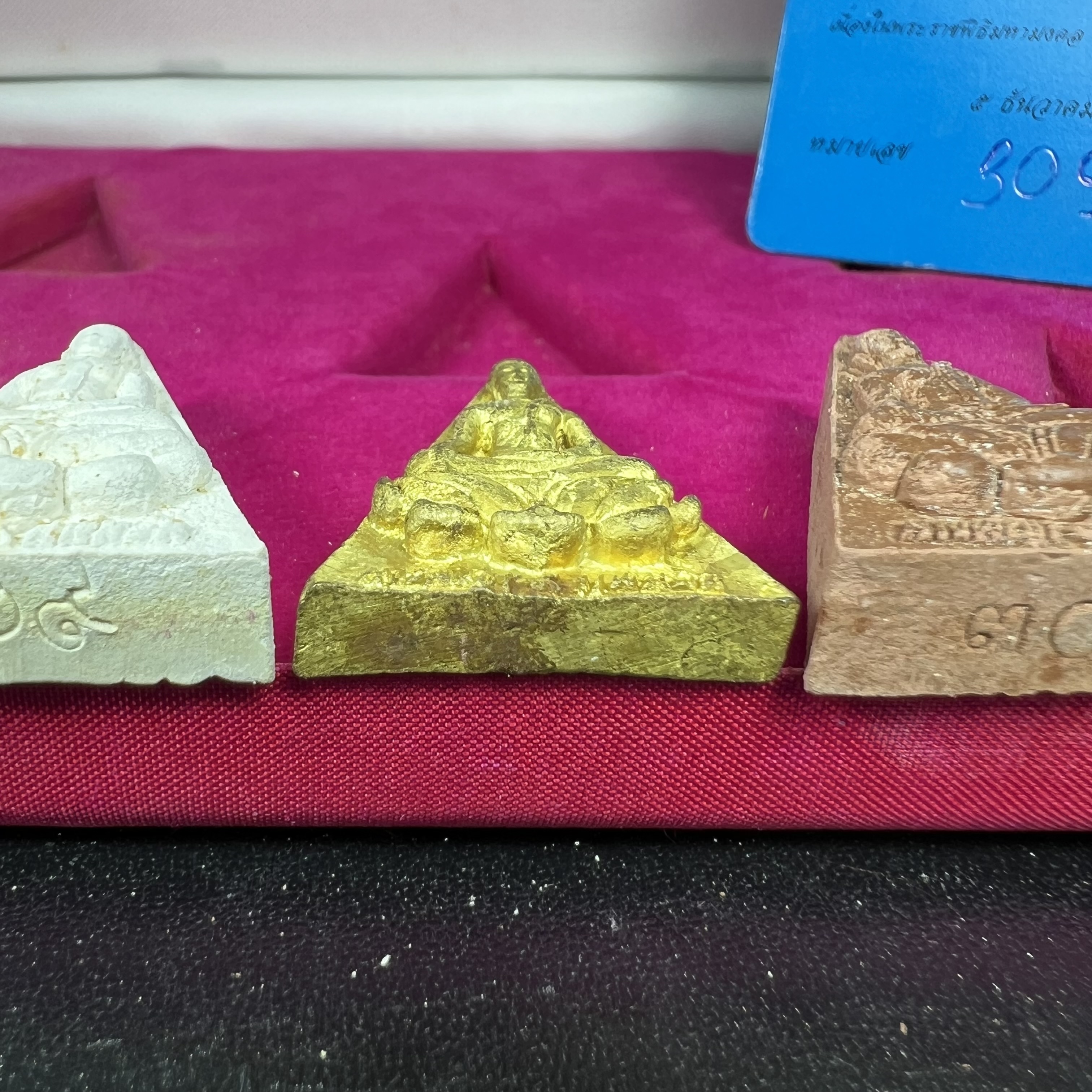 พระสมเด็จนางพญา 9 แผ่นดิน ชุด เบญจรัตนคุณ วัดอรุณราชวราราม จัดสร้างเนื่องในพระราชพิธีมหามงคลรัชกาลที่ 9 เฉลิมพระชนมพรรษา 6 รอบ 5 ธันวาคม 2542 ชุด เบญจรัตนคุณ ชุดหมายเลข ๓๐๙ (ชุดพิเศษพิมพ์กรรมการ 1 ใน 1000 ชุด)หายาก